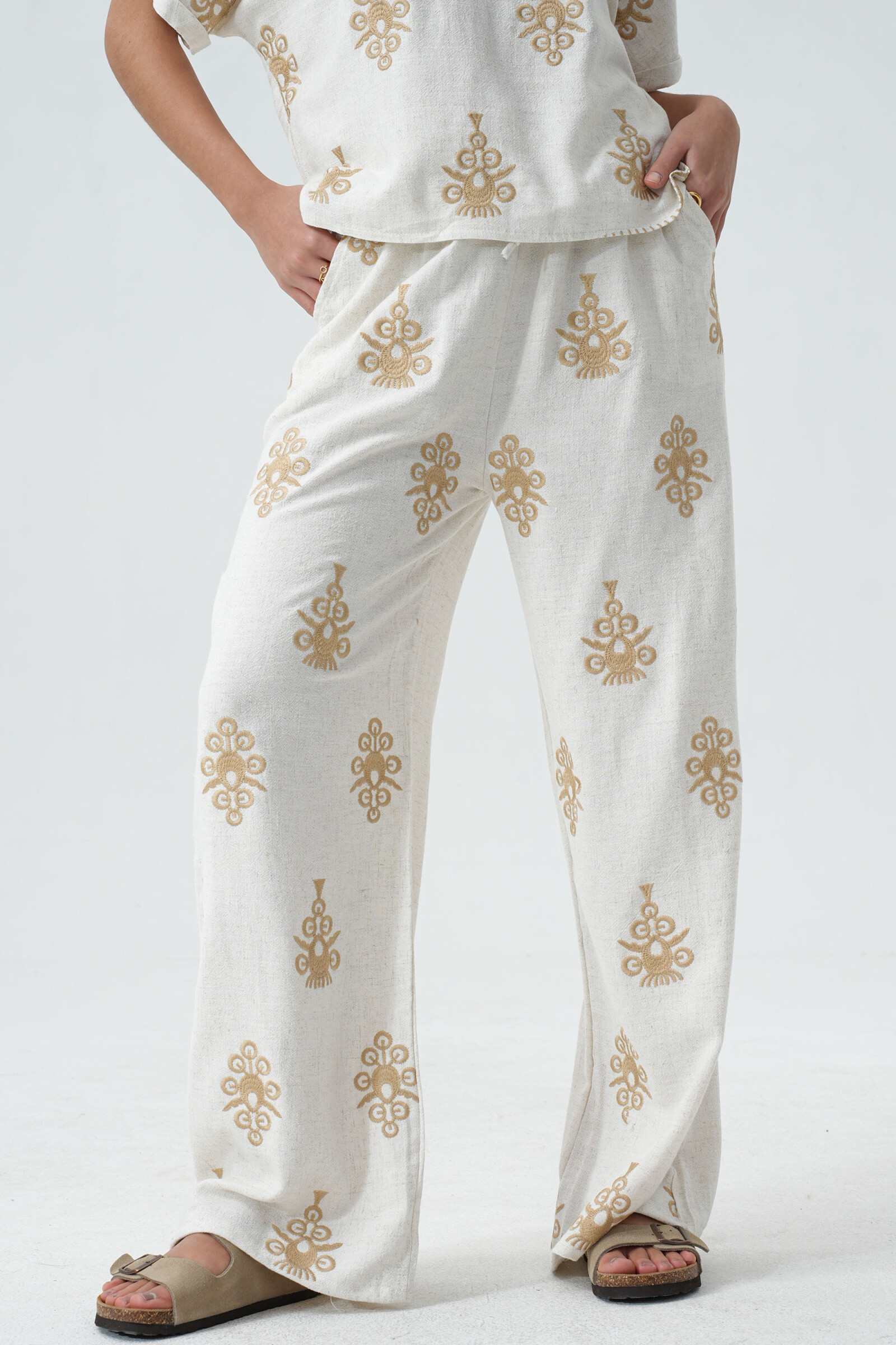 Wholesaler Phanie Mode (Phanie accessories) - Linen pants with ethnic embroidery. Relaxed and elegant.