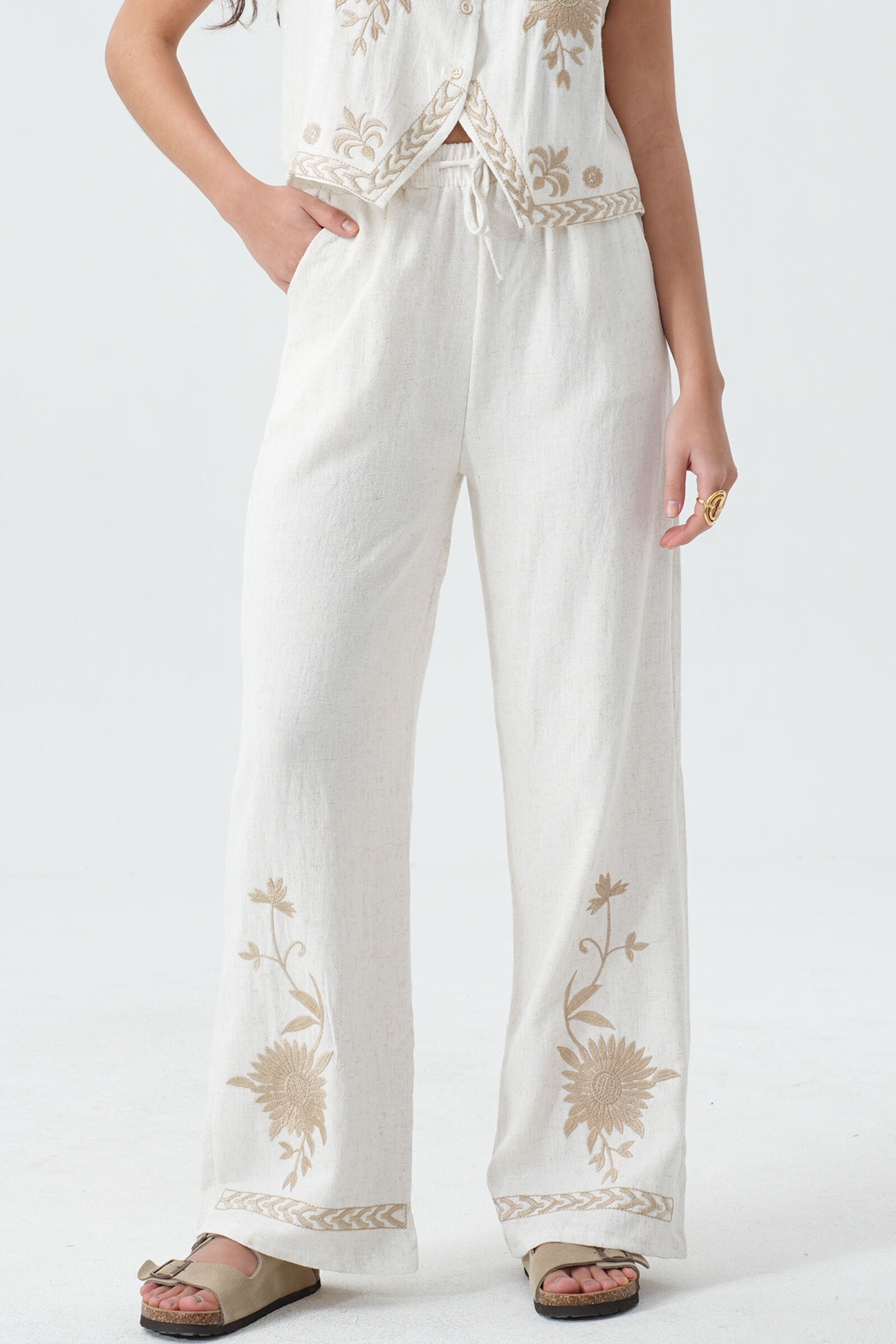 Grossiste Phanie Mode (Phanie accessories) - Pantalon en lin déconrtracté avec broderies tournesol et fleurs