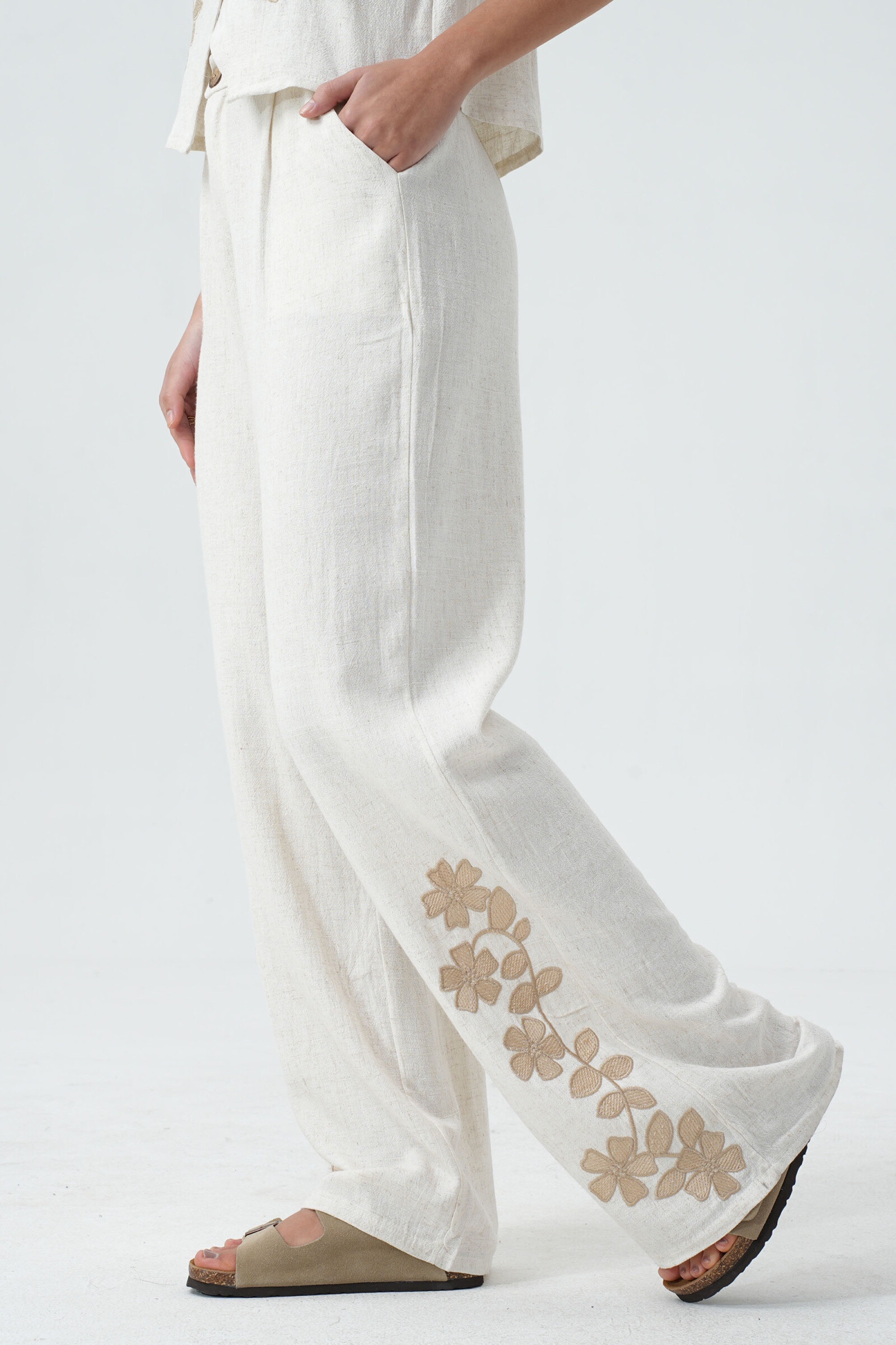 Grossiste Phanie Mode (Phanie accessories) - Pantalon en lin avec broderies fleurs. Décontracté & Élégant.