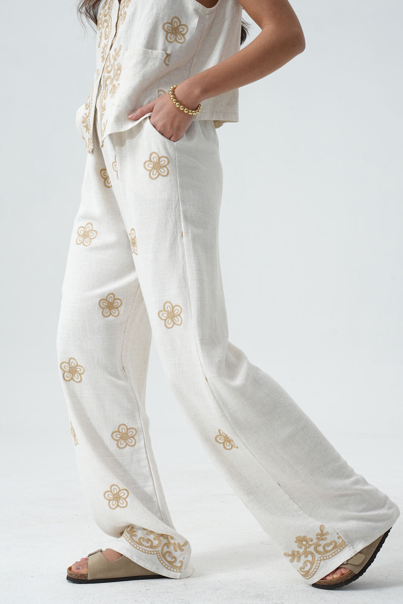 Wholesaler Phanie Mode (Phanie accessories) - Flax pants with flower embroidery. Relaxed and elegant.