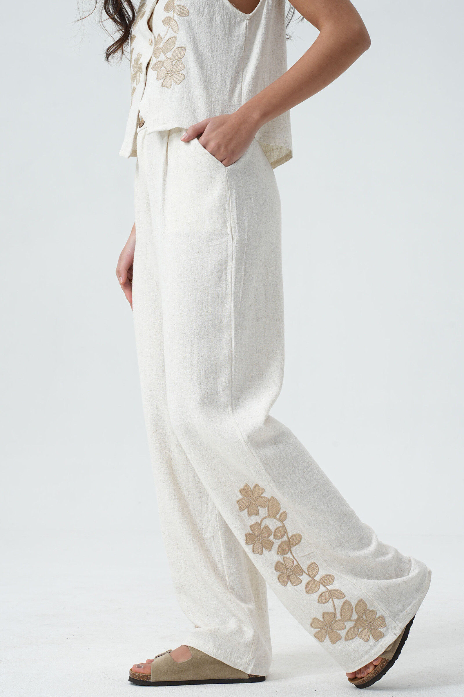 Wholesaler Phanie Mode (Phanie accessories) - Flax pants with flower embroidery. Relaxed and elegant.