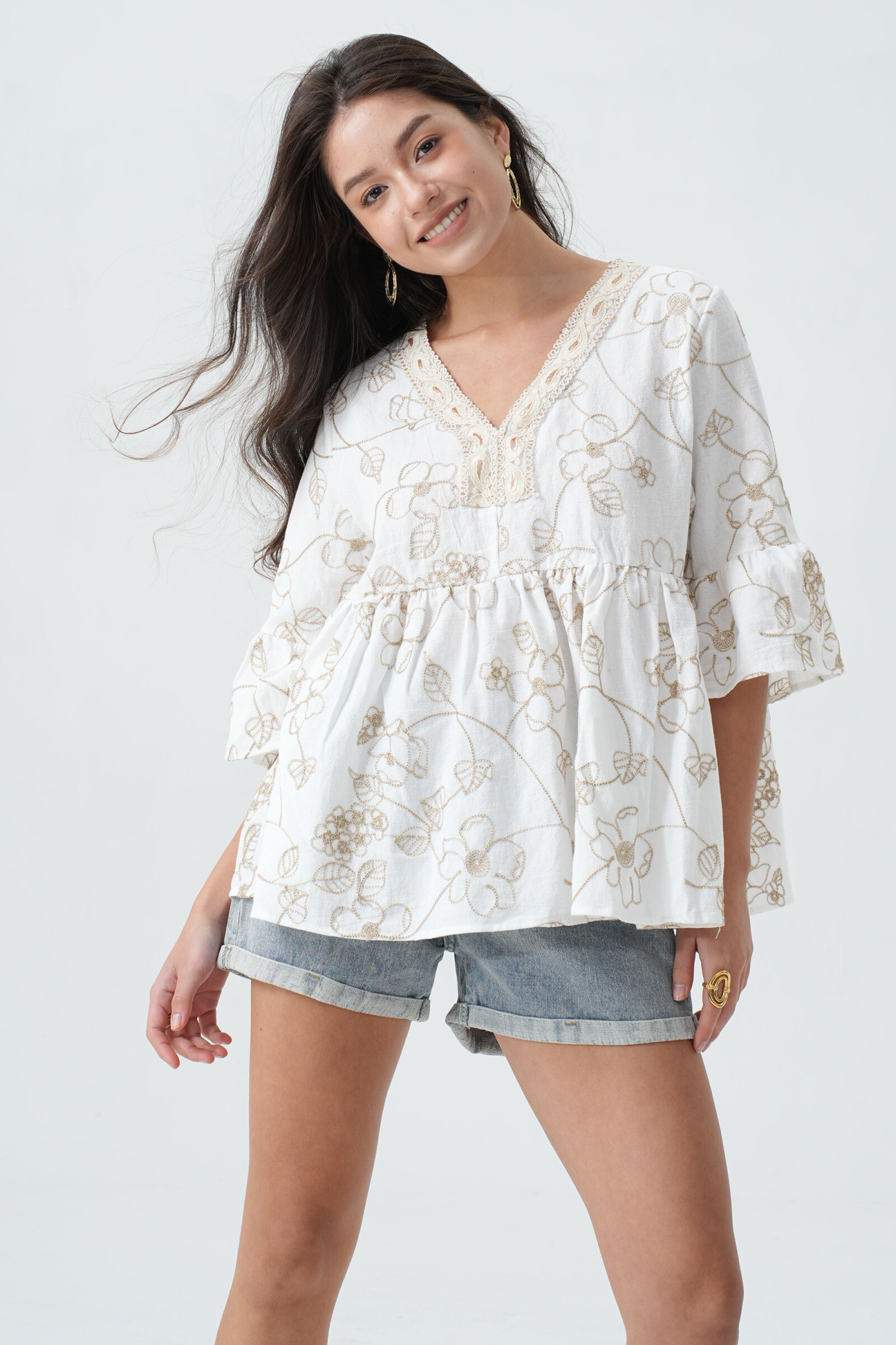 Mayorista Phanie Mode (Phanie accessories) - V -Neck túnica con bordado de flores. Relajado y elegante