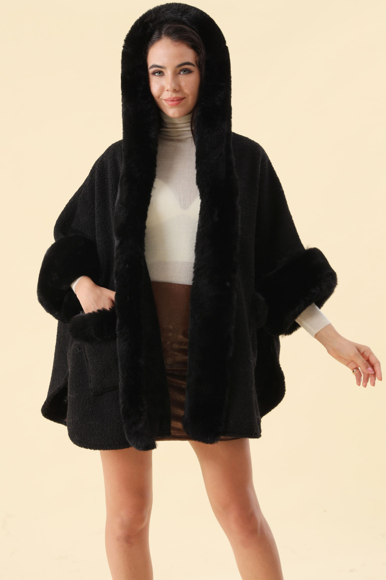 Grossiste Phanie Mode (Phanie accessories) - Cape à capuche et poches