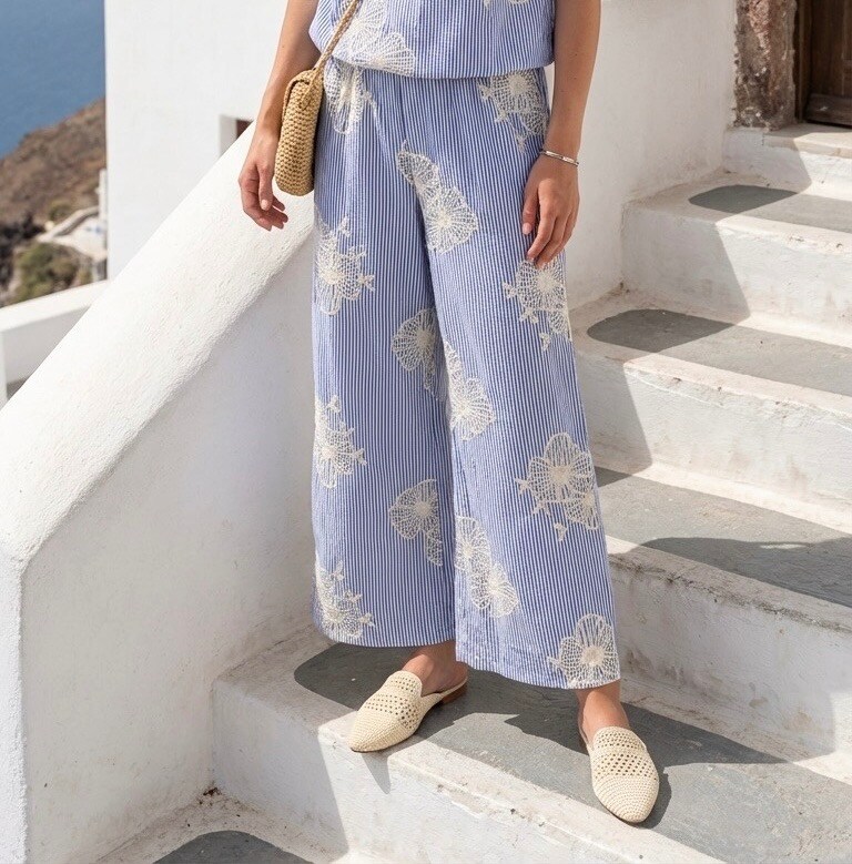 Grossista PHI PHI STAR - Pantaloni da donna con temperamento fresco, pantaloni a gamba larga in vita elastica con ricamo floreale tridimensionale a strisce blu e bianche retrò