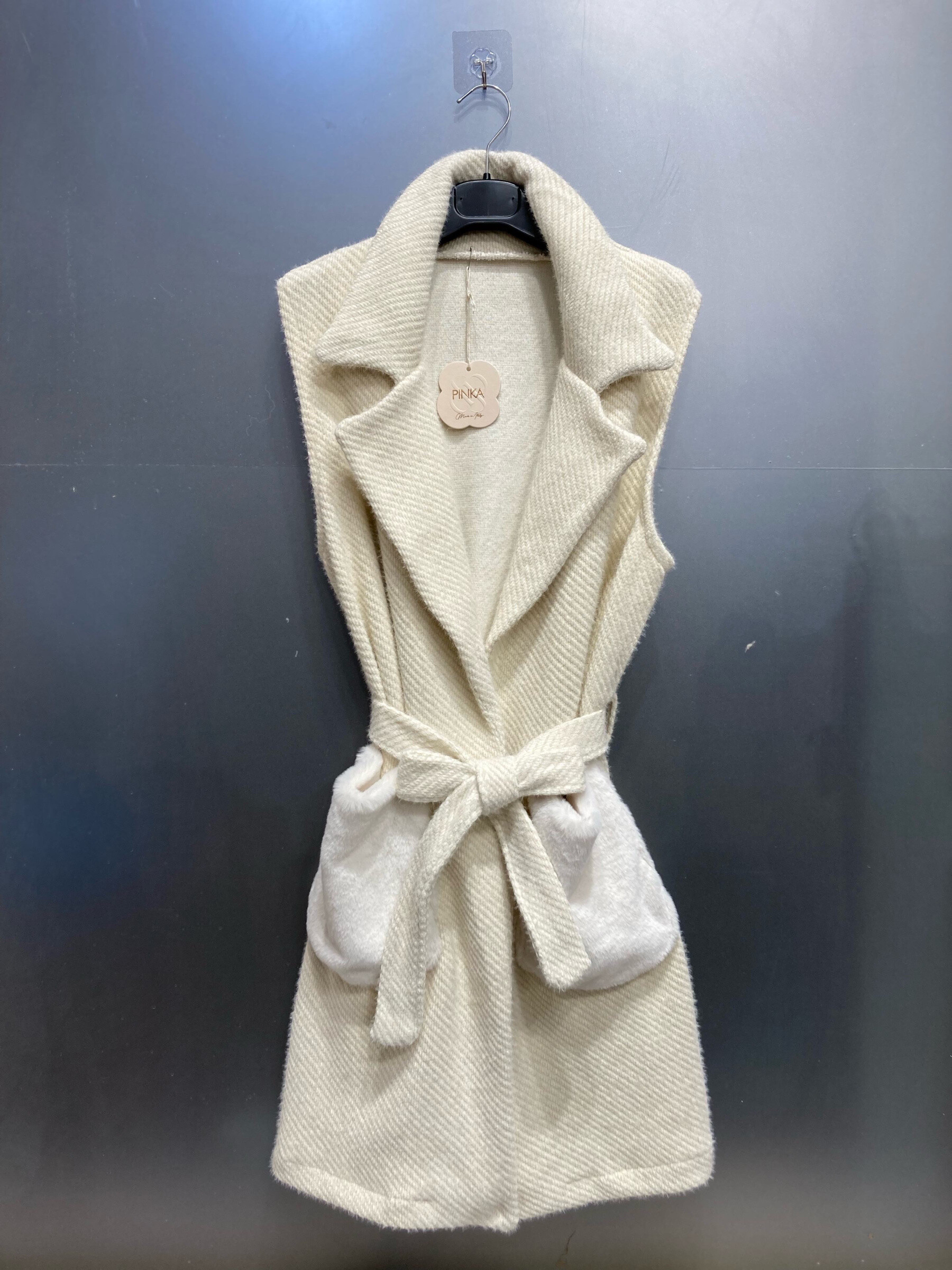 Grossiste PINKA - Gilet mi-long à ceinture et col châle