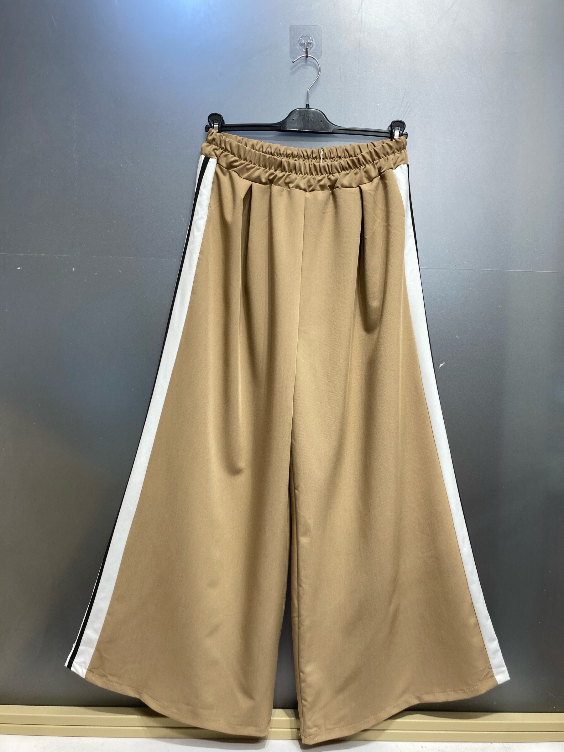 Grossiste PINKA - Pantalon UNI Avec Une Bande Sur Les Cotes