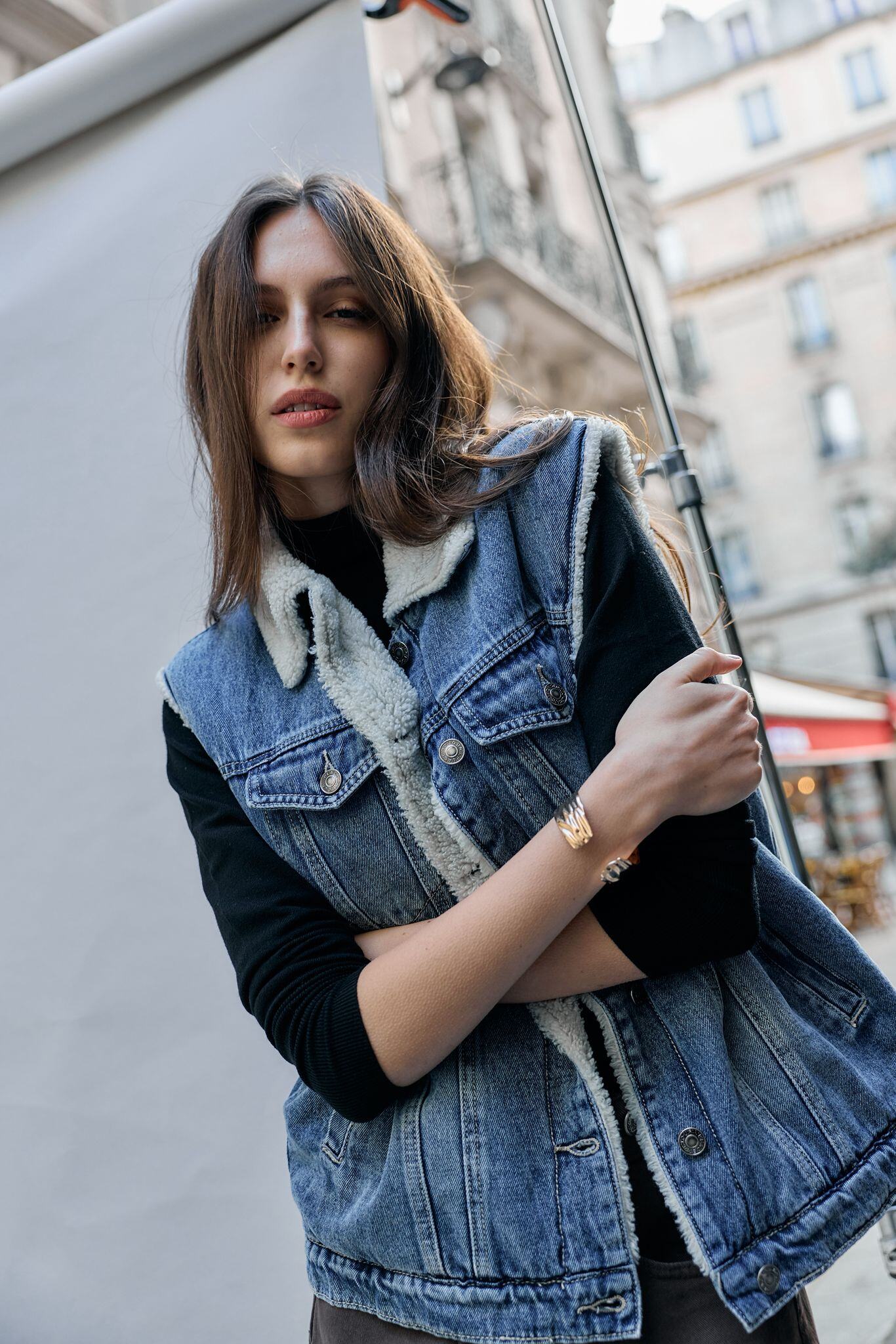 Gilet duveteux en jeans, disponible en jeans bleu et gris