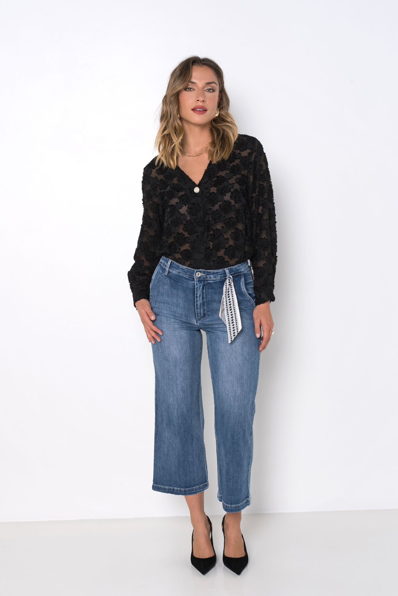 Short flared jeans, ideal for spring, in stretch cotton (97%) with matching scarf, perfect for a chic and casual look.