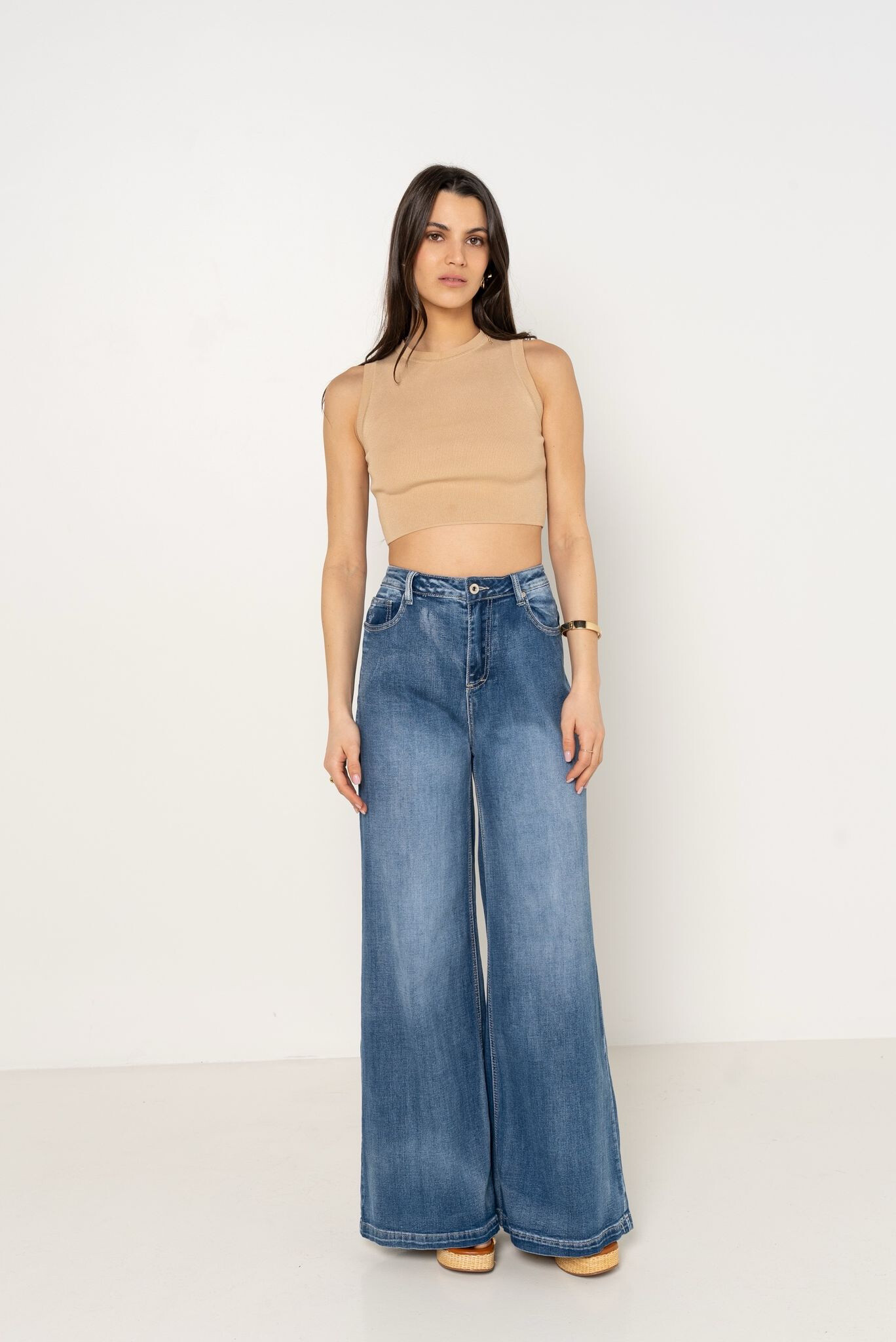 Women's wide-leg jeans, stretch cotton for optimal comfort, ideal for spring/summer, made in China.