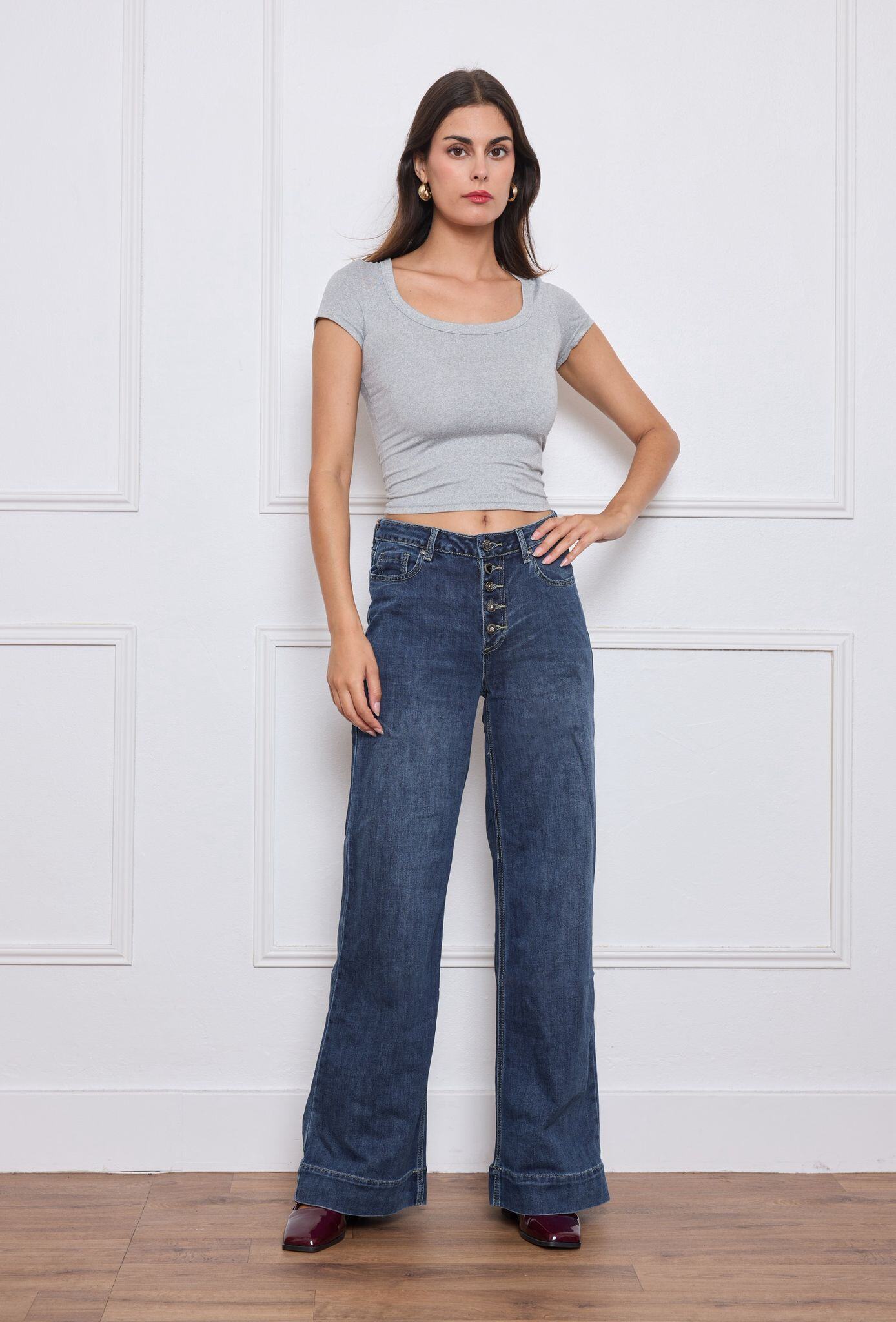 Jeans coupe droite à faux revers et boutons fantaisies