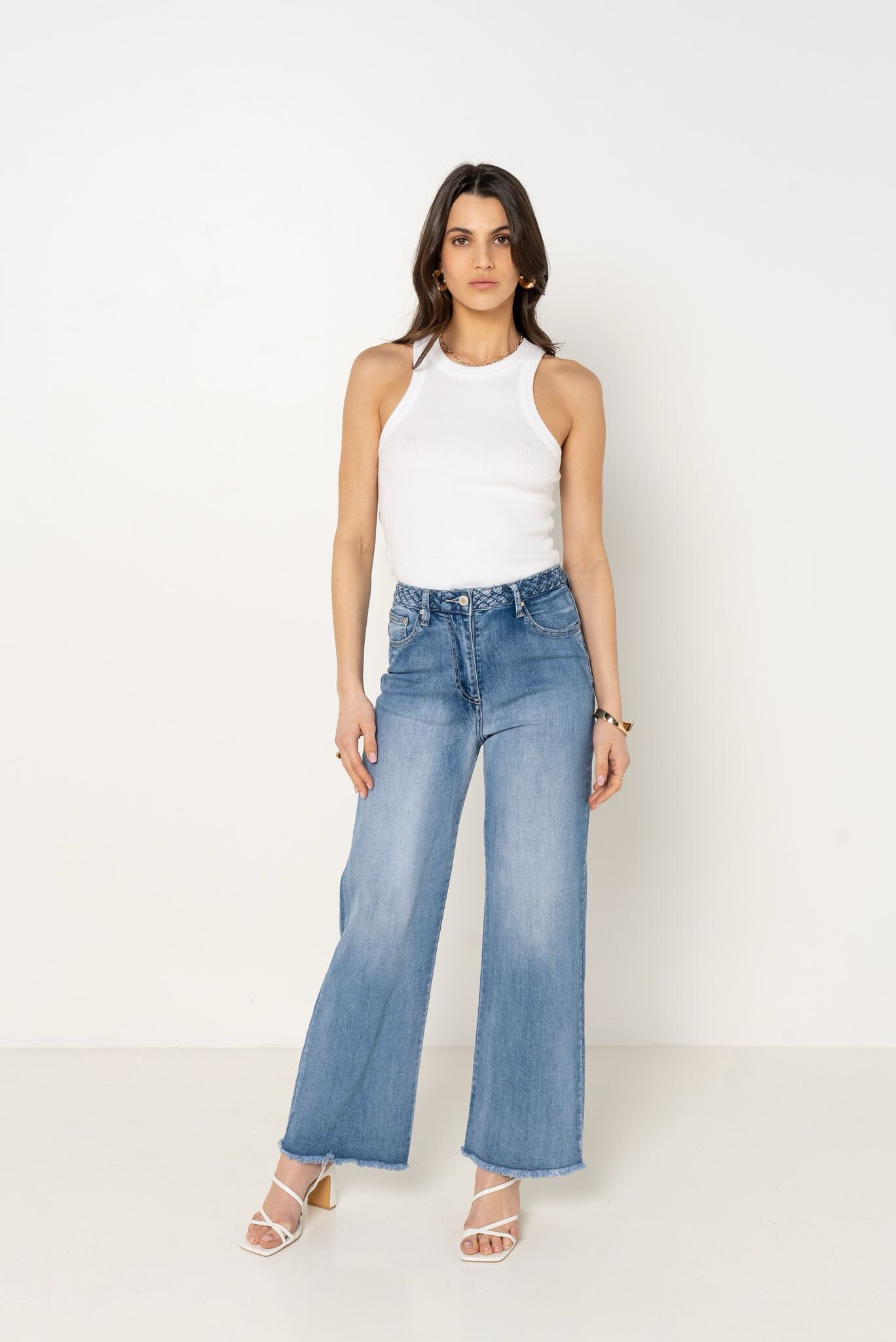 Braided straight cut frayed jeans, perfect for spring/summer, made of cotton (97%) and elastane (3%), manufactured in China.