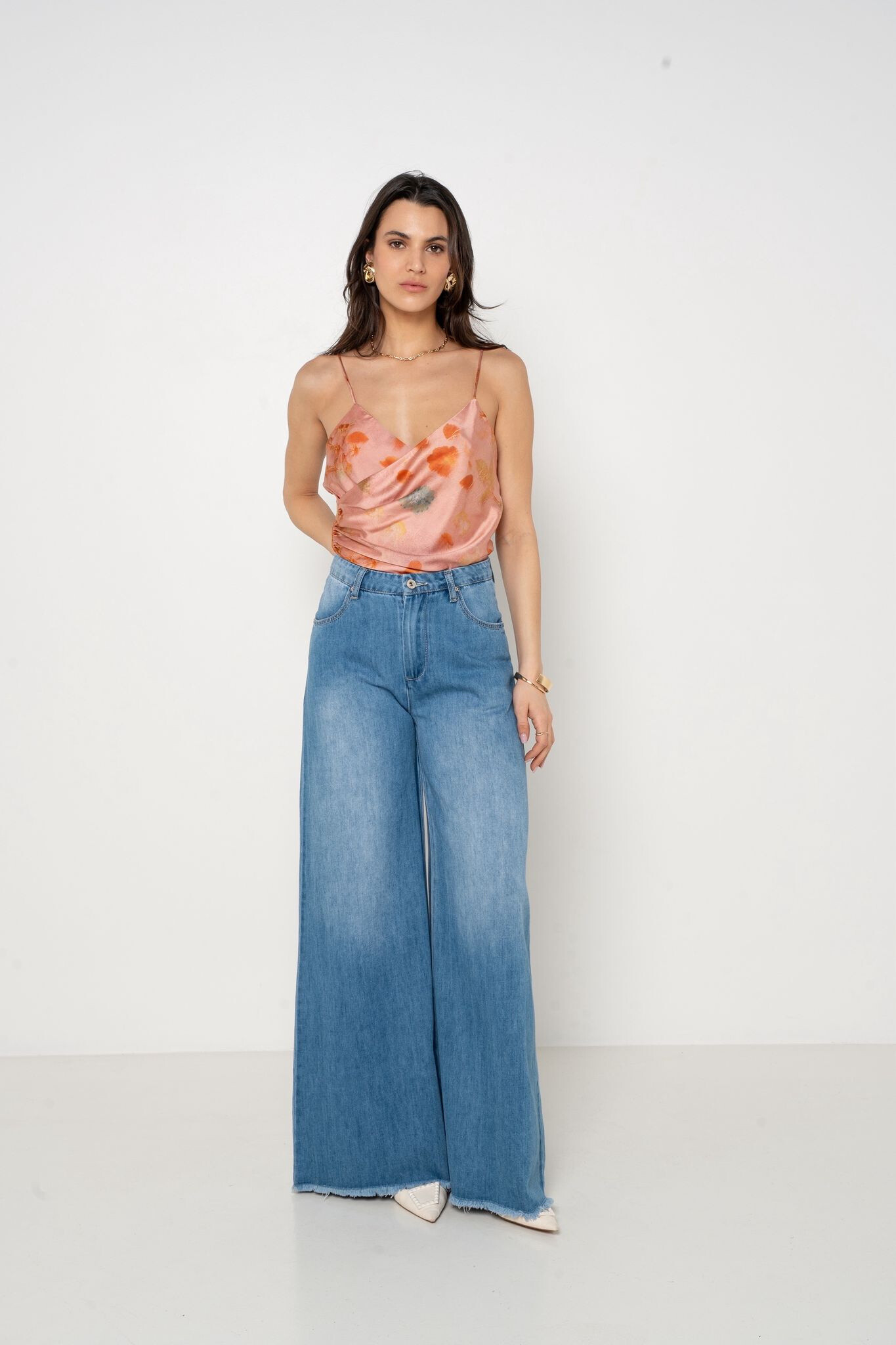 Wide frayed jeans for women, made of cotton (97%) and elastane (3%), ideal for the Spring/Summer season, imported from China.