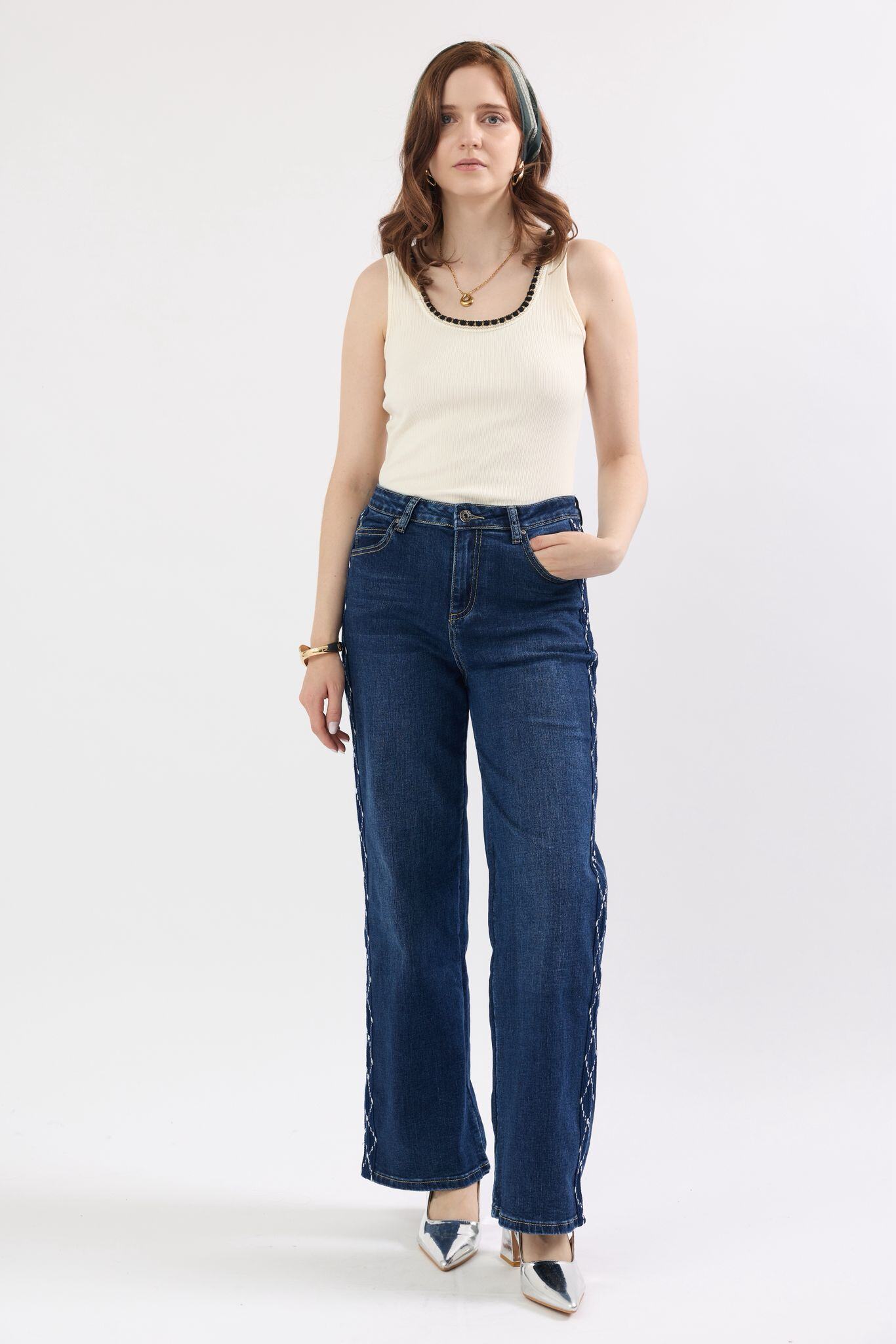 High-waisted straight-leg jeans with side pattern