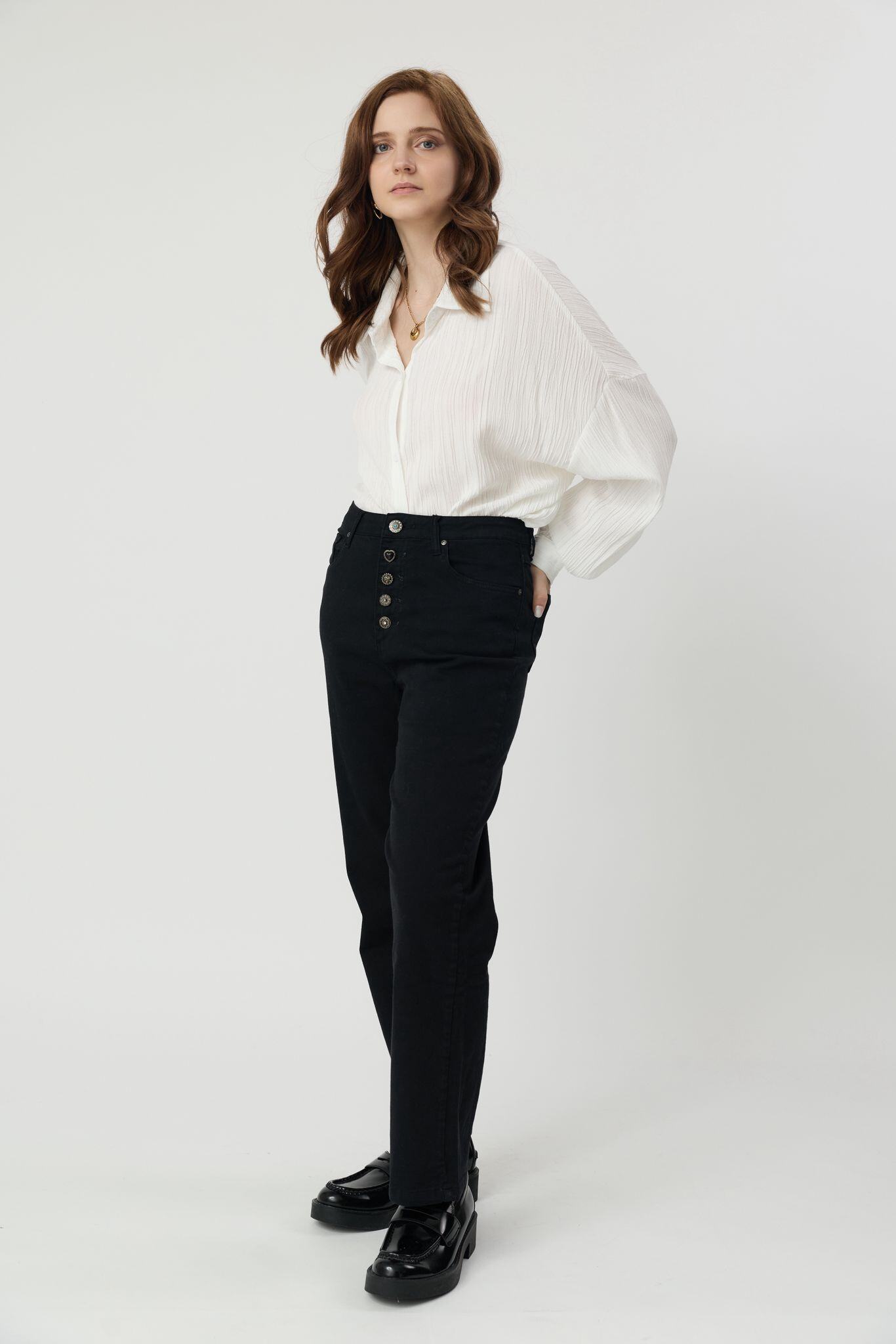 Pantalon coupe droite avec boutons fantaisies