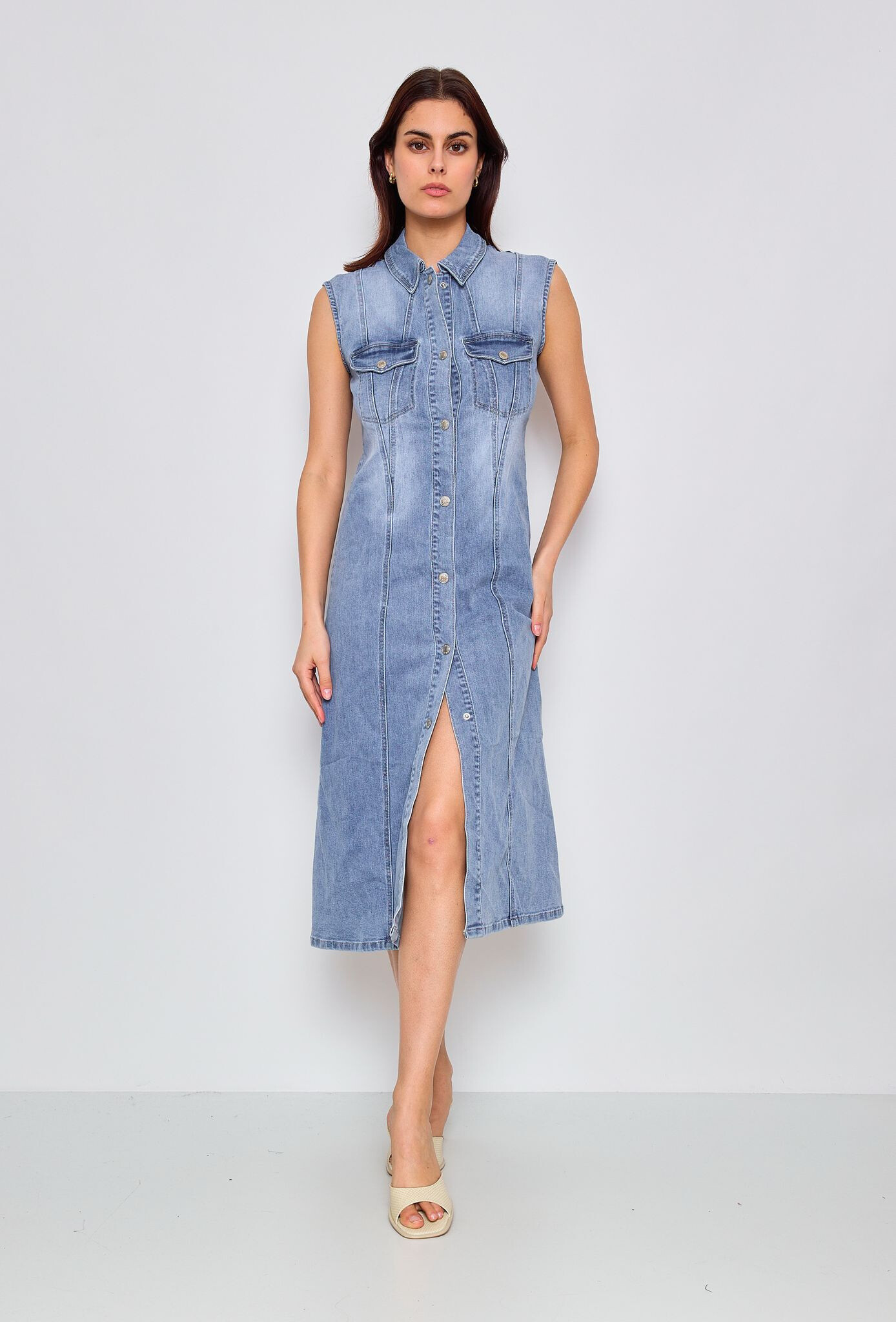 Long light denim dress, perfect for spring, made of cotton (97%) and elastane (3%) for optimal comfort.
