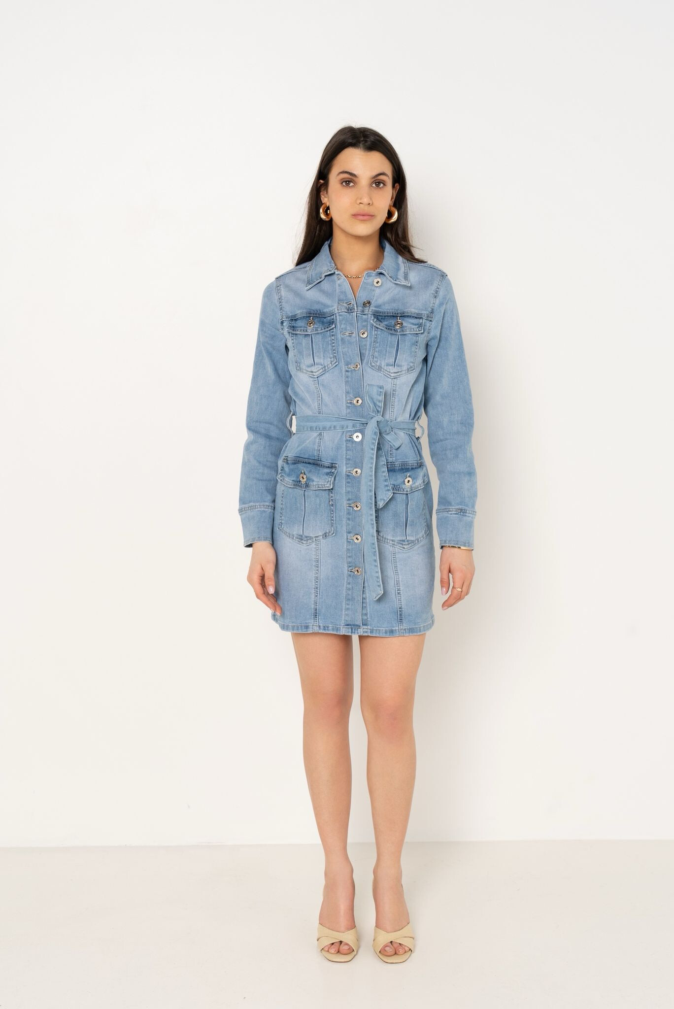 Light denim dress, ideal for spring 2025, cotton and elastane blend, belted for an elegant silhouette.