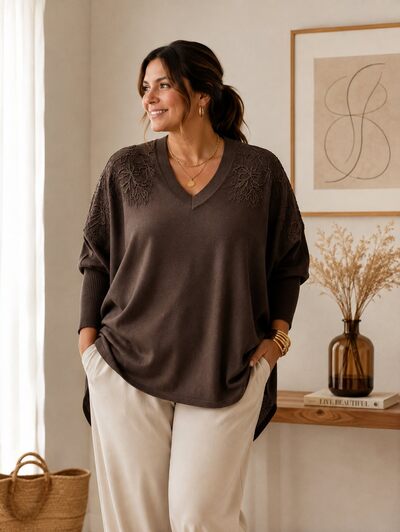 Grossista Pomelo - pom 717 Maglione Oversize Collo a V – Dettagli Floreali in Rilievo Grossista Pomelo - pom 717 Maglione Oversize Collo a V – Dettagli Floreali in Rilievo