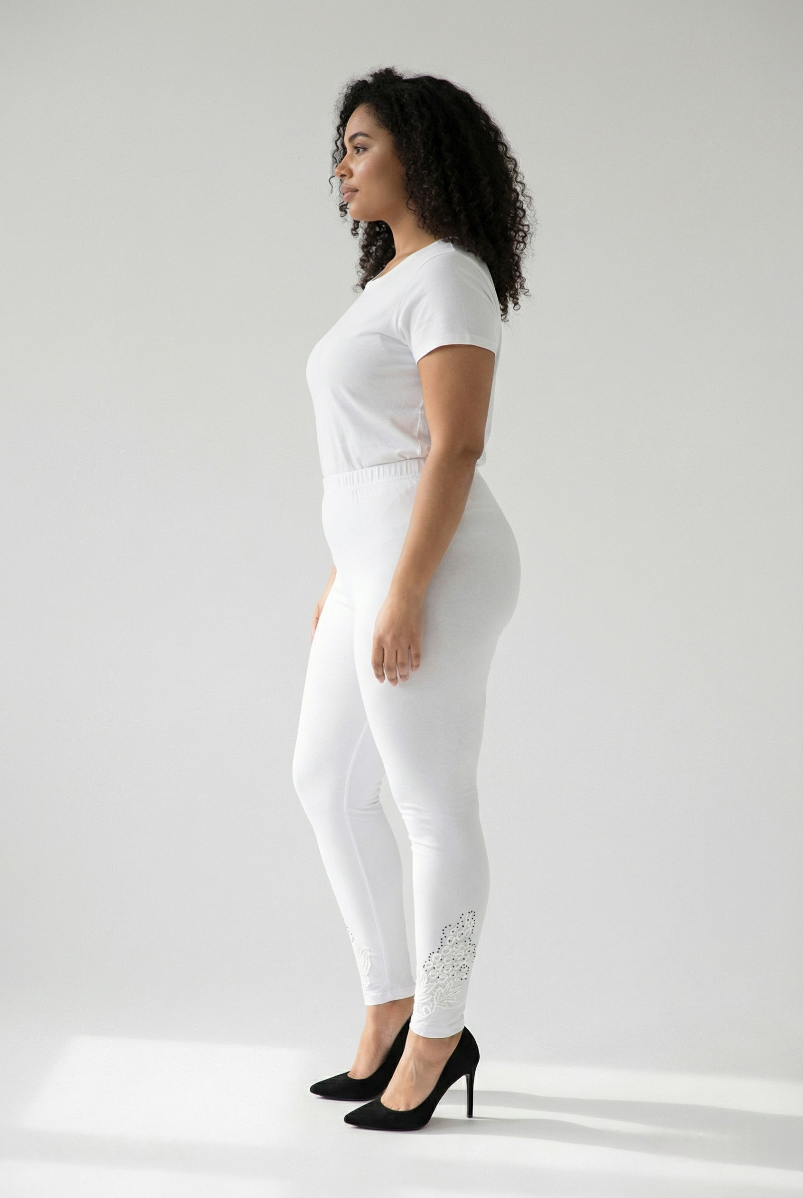 Wholesaler Pomme Rouge Paris - Plus size white leggings with embroidery and sequins (B133)