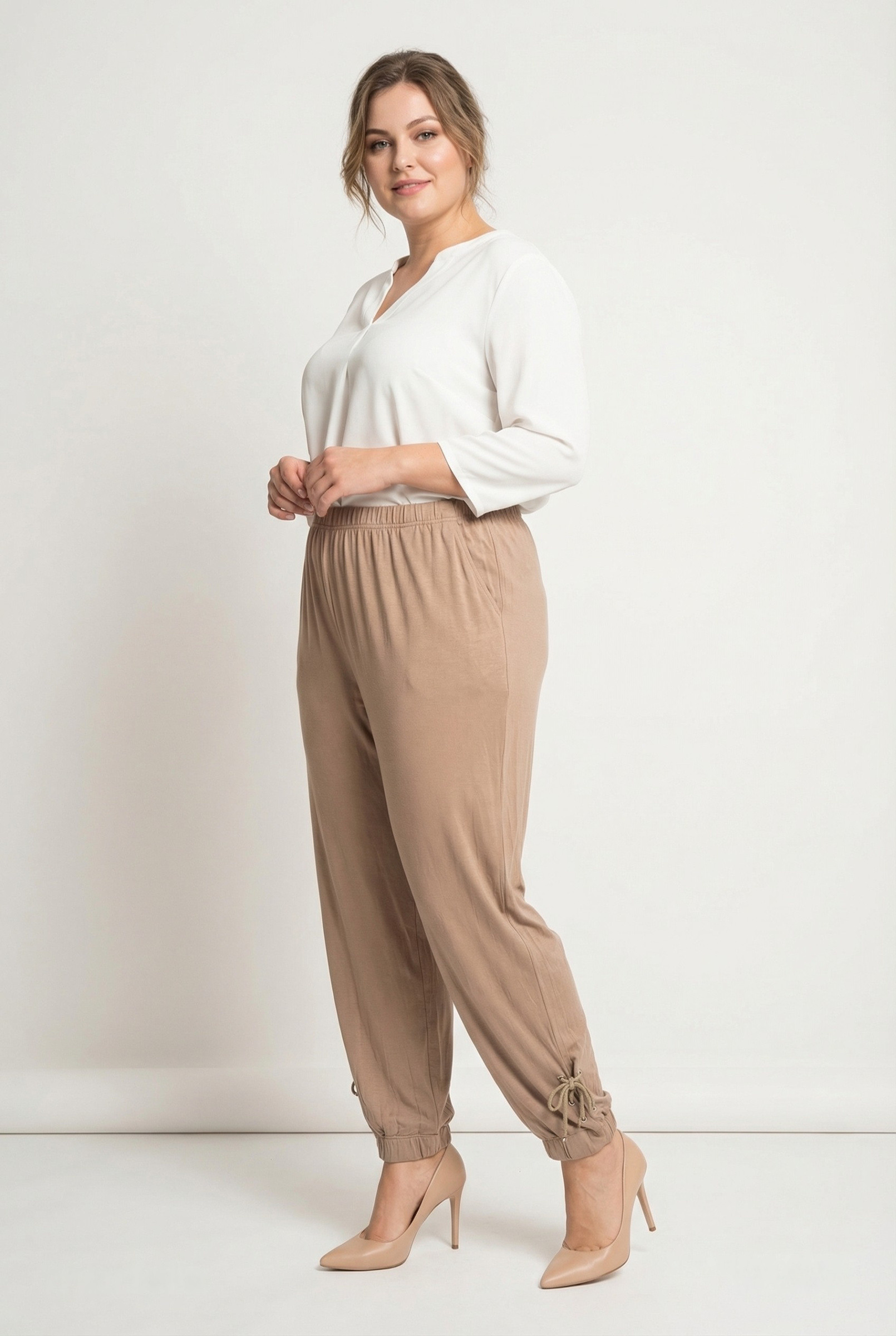Grossiste Pomme Rouge Paris - Pantalon beige grande taille avec laçage (B131)