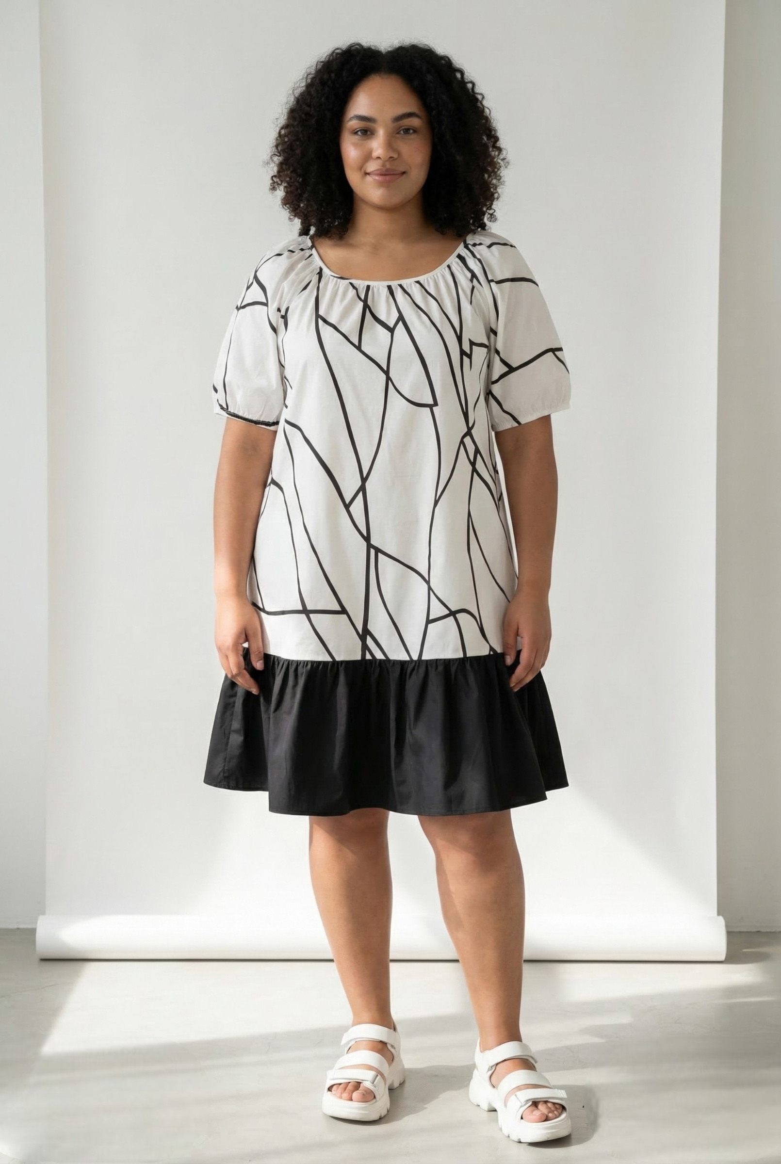 Grossiste Pomme Rouge Paris - Robe courte volantée grande taille imprimé blanc (C6571)