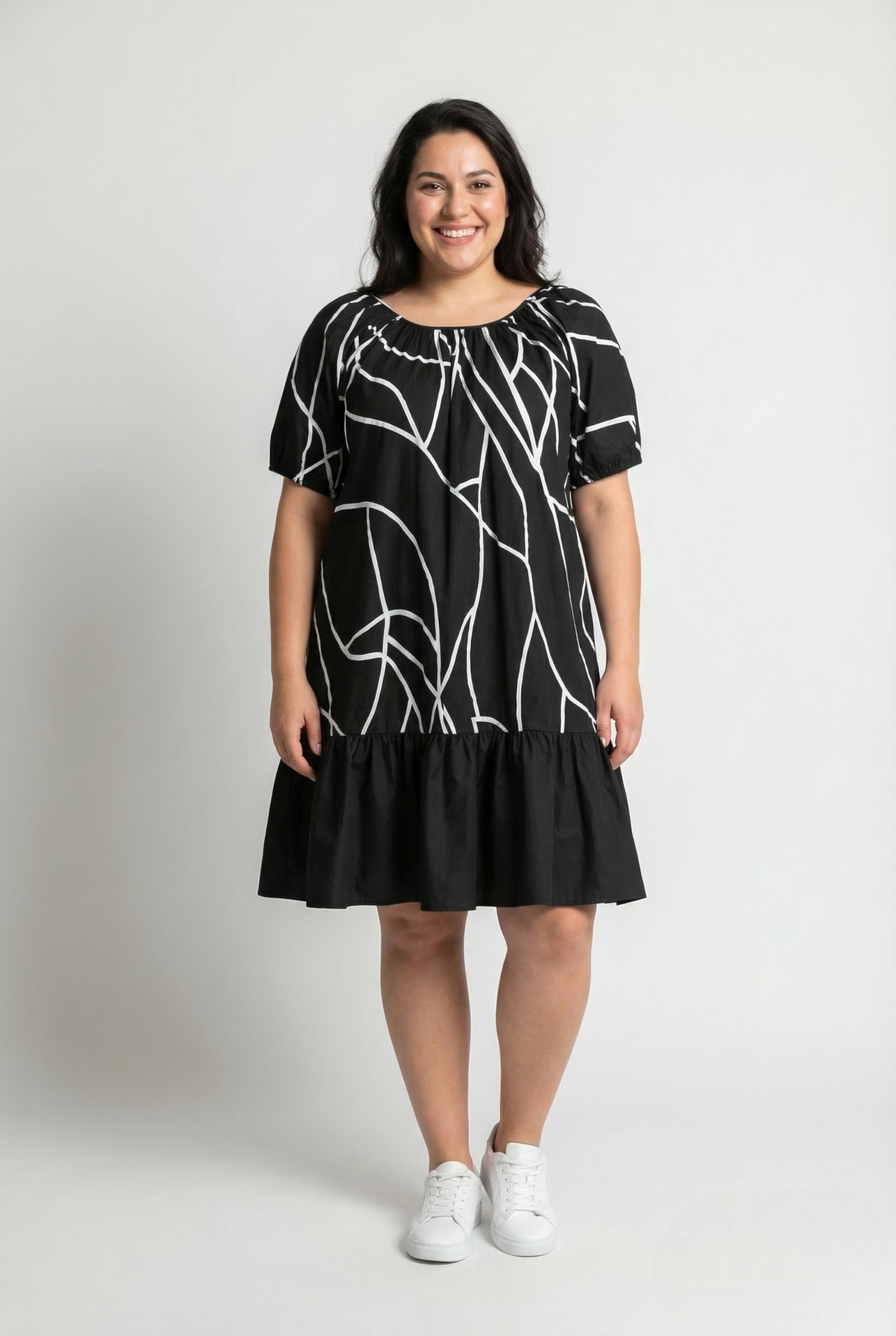 Grossiste Pomme Rouge Paris - Robe courte volantée grande taille imprimé noir (C6571)