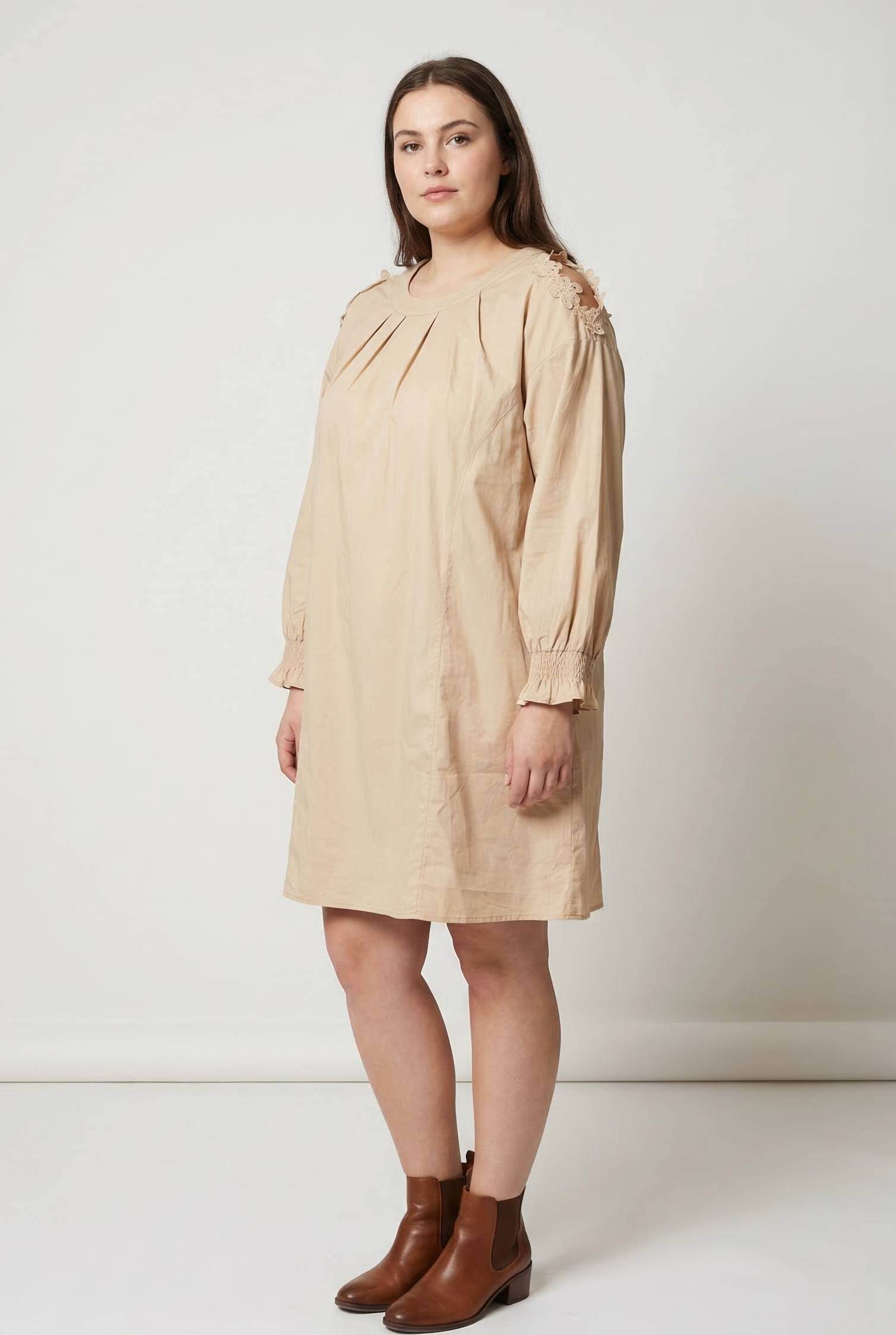 Grossiste Pomme Rouge Paris - Robe grande taille plissée beige (PC6608)