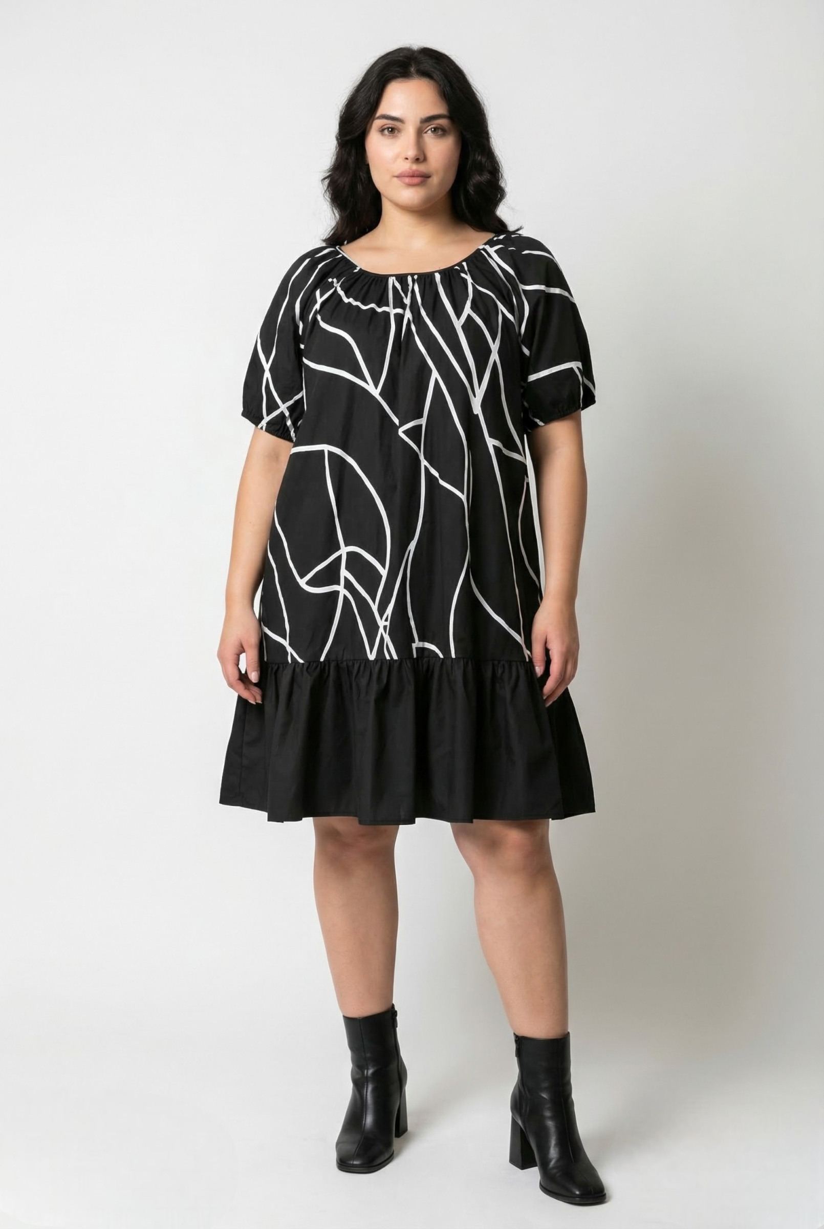 Großhändler Pomme Rouge Paris - Schwarzes bedrucktes Rüschen-Minikleid in großen Größen (C6571)