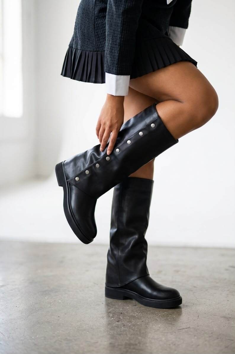 Grossiste Poti Pati - Bottes hautes arrivant aux genoux avec revers et clous en motif, hauteur talon semelle 3 cms avec zip intérieur