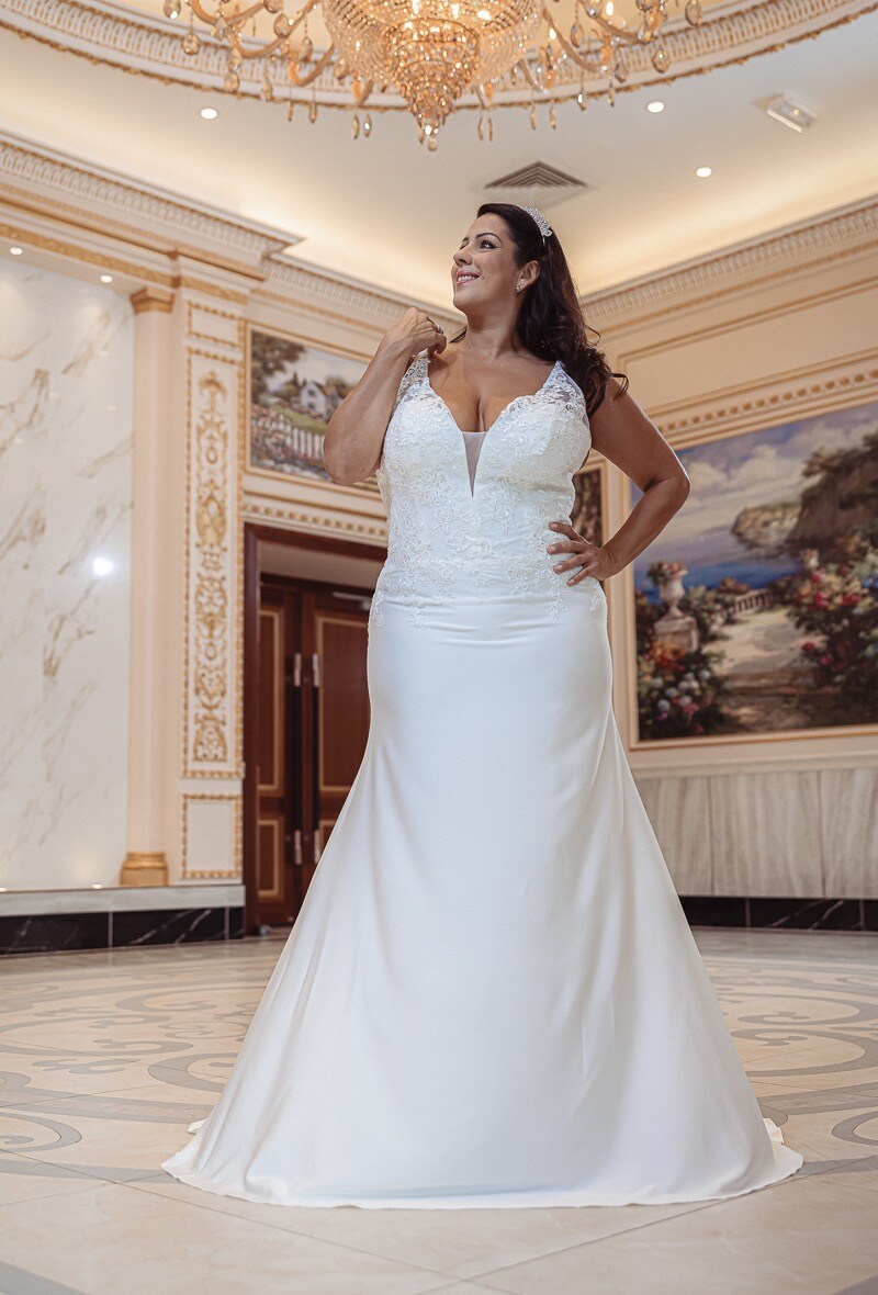 Grossiste Promarried - Robe de mariée coupe droite  fines bretelles perlées et traîne boutonnée