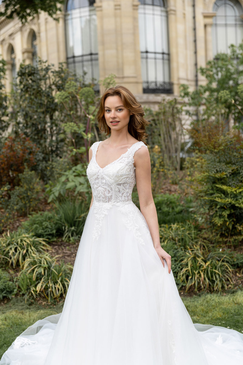 Grossiste Promarried - Robe de mariée coupe princesse en tulle brodée de perles et traîne