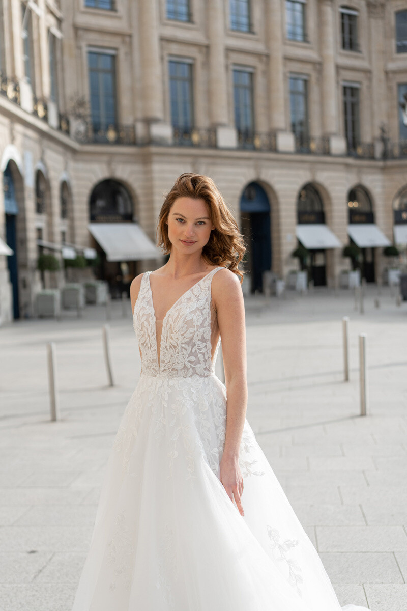 Grossiste Promarried - Robe de mariée évasée en tulle et dentelle avec décolleté plongeant en V