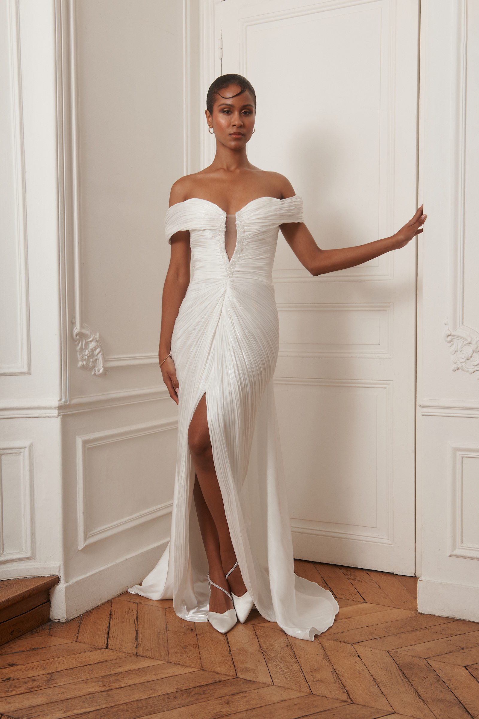 Großhändler Promarried - Schulterfreies Hochzeitskleid mit Schlitz – Fließender Schnitt und moderne Eleganz
