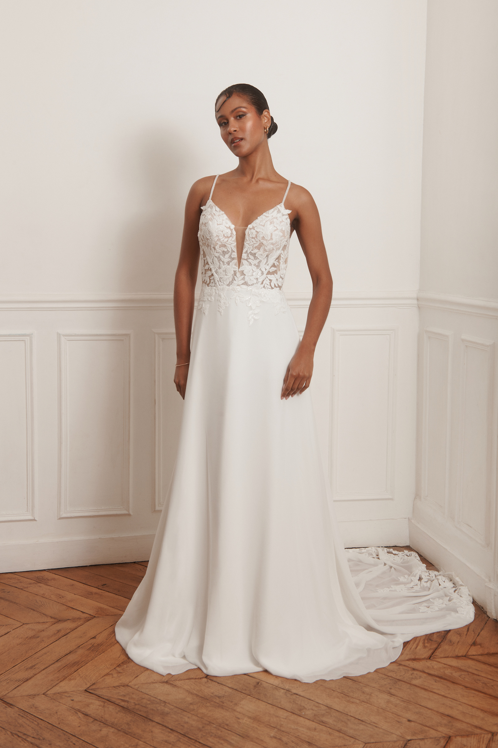 Grossiste Promarried - Robe de mariée Promarried – Décolleté plongeant en dentelle florale, bretelles fines & traîne légère