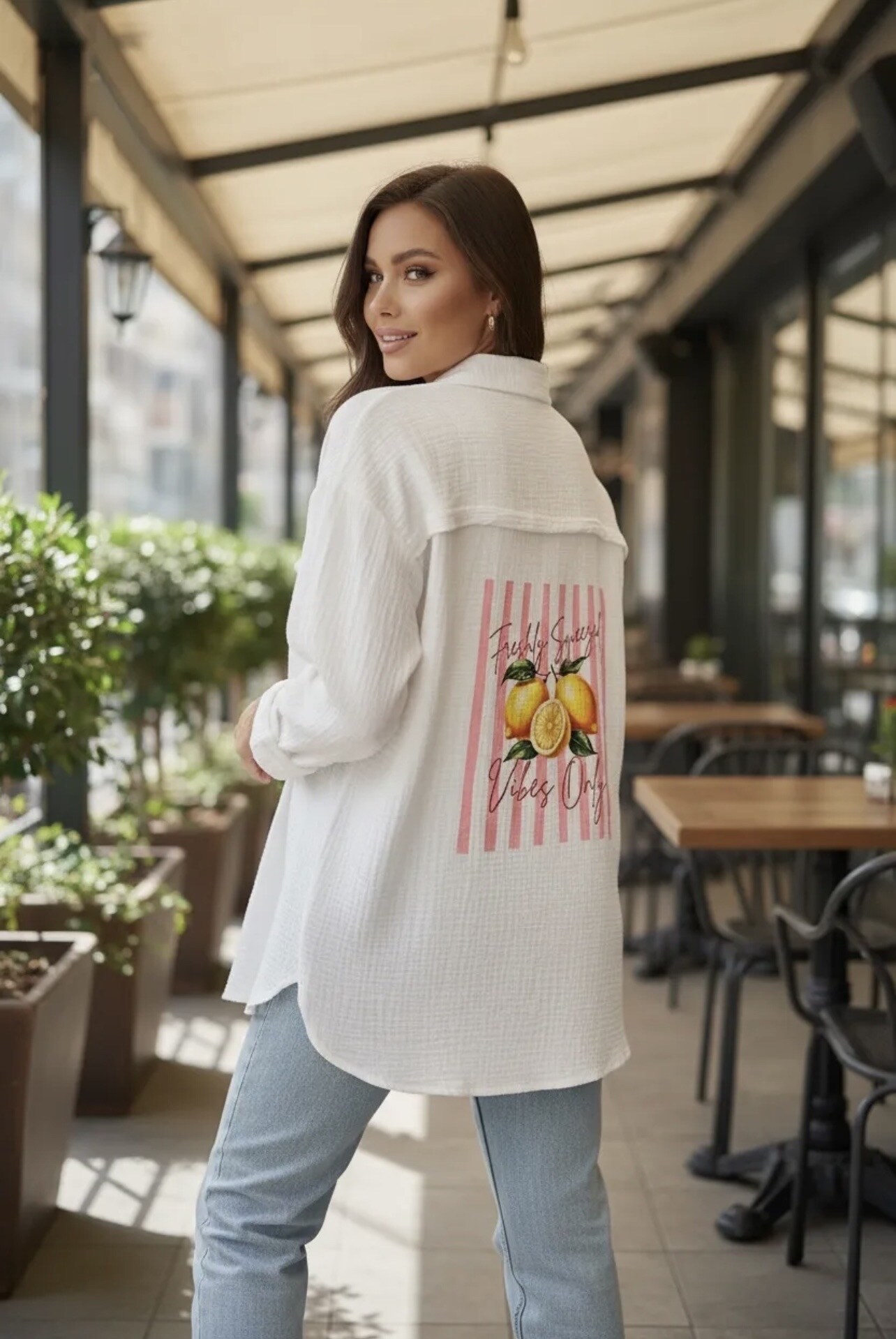 Grossista PROMISE - Camicia da garza di cotone sovradimensionante stampato AMALFI sul retro