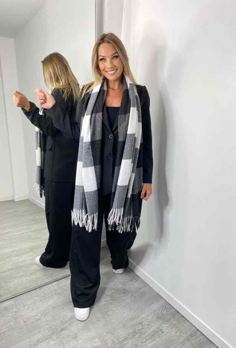 Wholesaler PROMISE - Plaid scarf with fringes