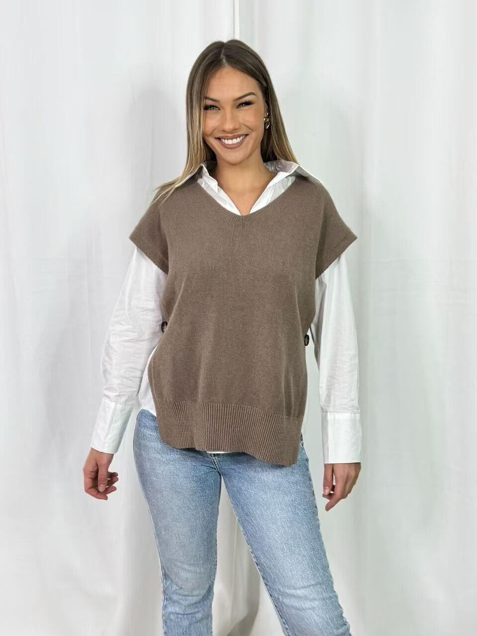 Grossiste PROMISE - Pull sans manches boutonné et échancré sur les côtés
