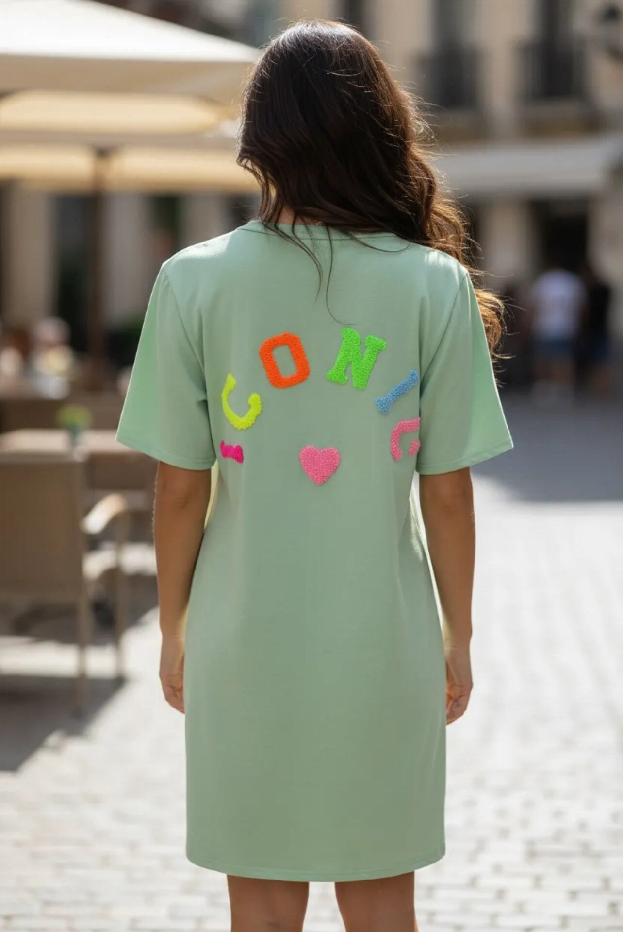 Großhändler PROMISE - ICONIC kurzes Kleid mit V-Ausschnitt und Stickerei