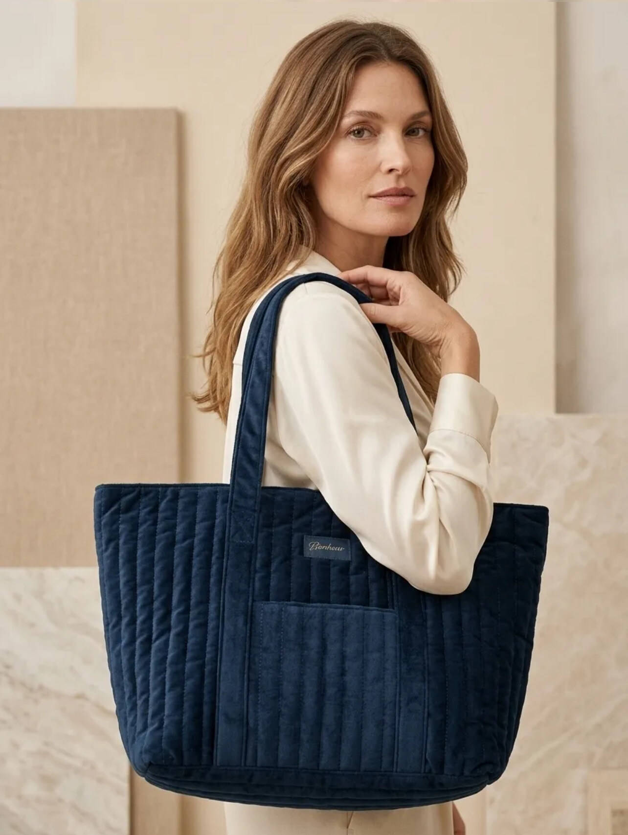 Grossiste PROMISE - Sac cabas porté épaule velours satiné avec zip, poche à l’avant et poche zippée à l'intérieur