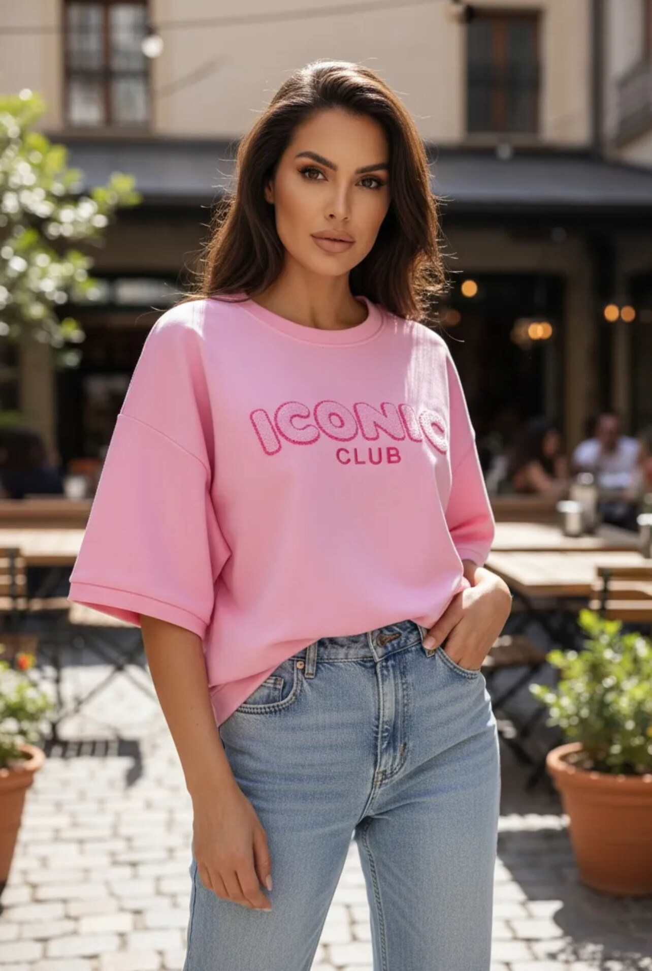 Grossista PROMISE - T-shirt in materiale felpa ricamato “Dolce vita”.