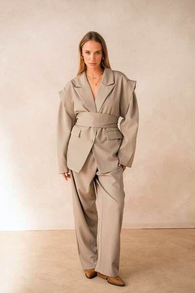 Grossiste PURPLE QUEEN - blazer veste oversize avec épaulette et ceinture Grossiste PURPLE QUEEN - blazer veste oversize avec épaulette et ceinture