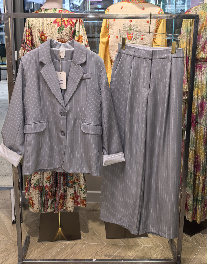 Grossista PURPLE QUEEN - completo a righe con pantaloni