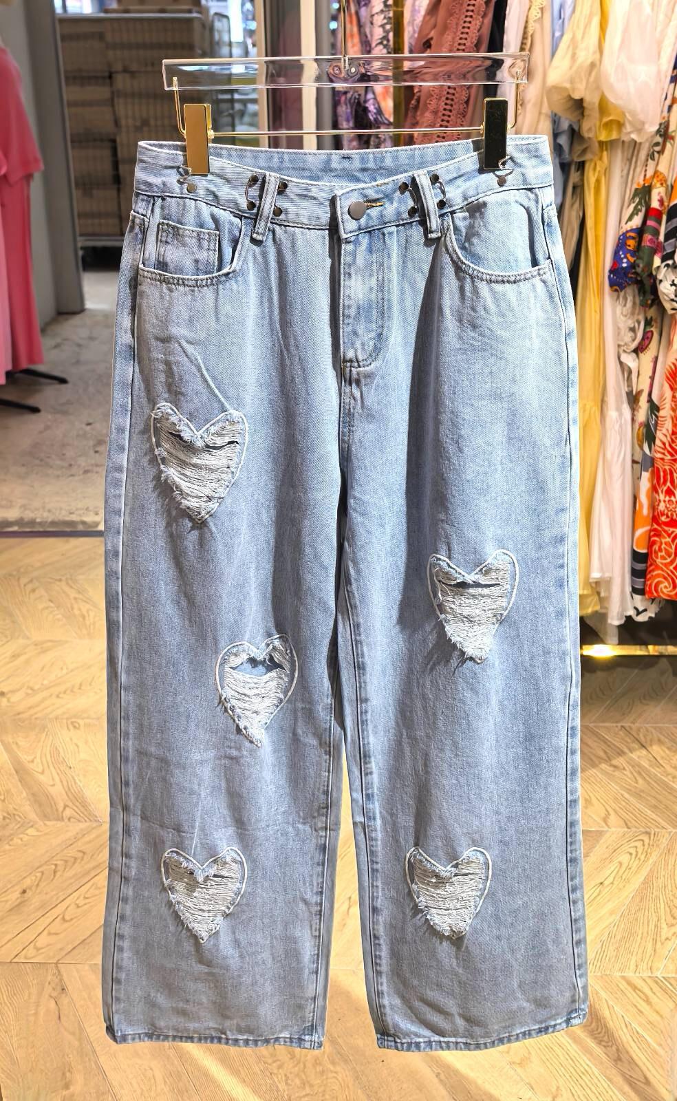 Grossiste PURPLE QUEEN - jean coupe droite  en déchiré forme de cœur