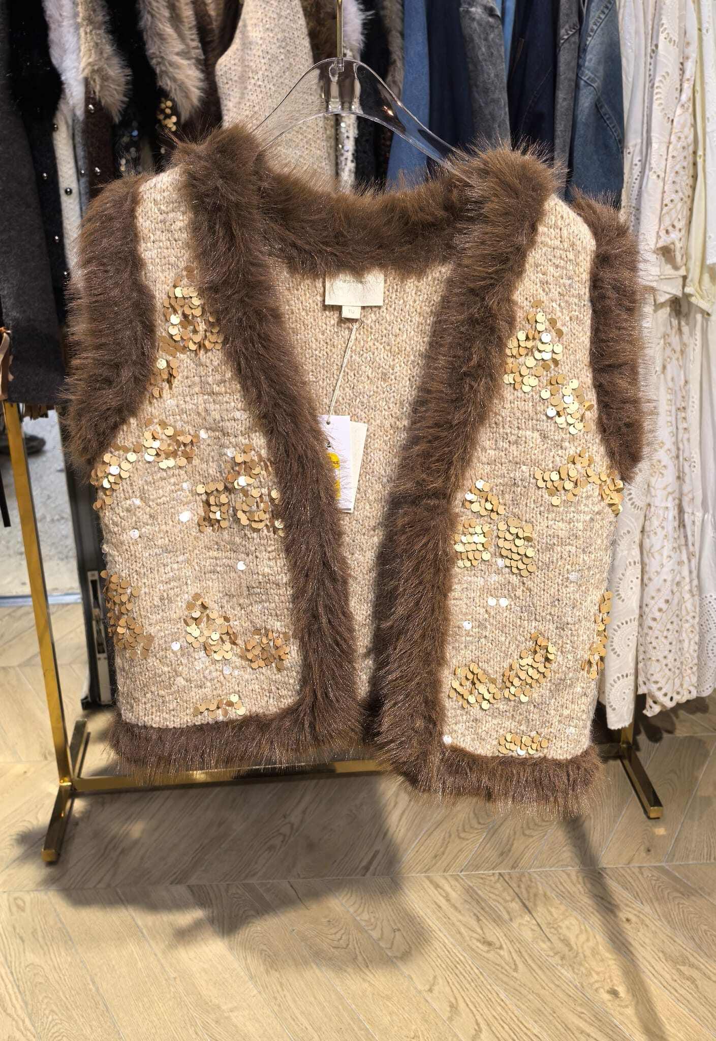 Wholesaler PURPLE QUEEN - Short-sleeve knit cardigan with sequins and faux fur collar