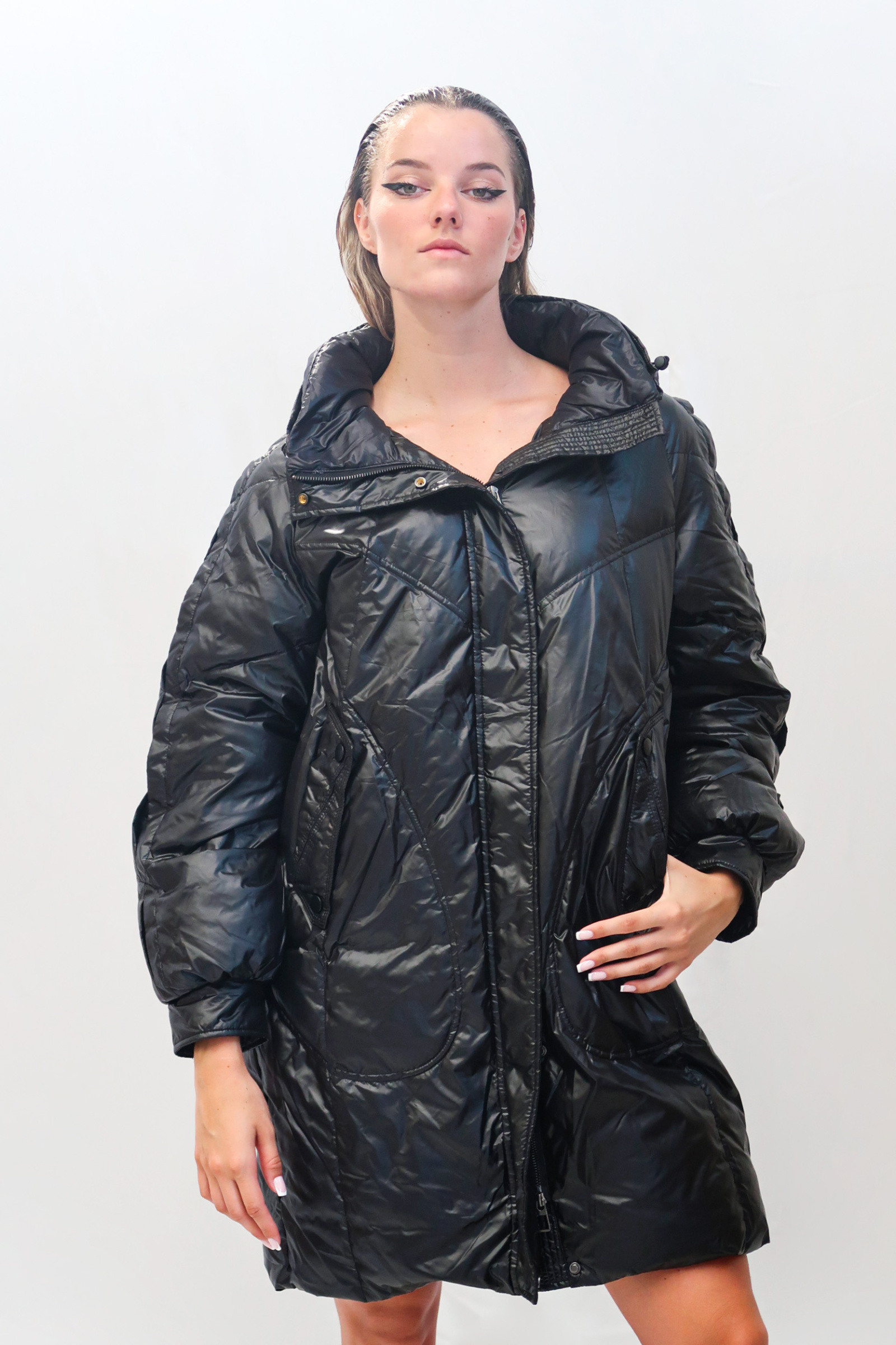 Wholesaler QUEEN DRAMA - Women's long quilted down jacket in solid color, featuring a feminine and enveloping design, warm yet lightweight, front closure with zip and buttons, spacious pockets and an oversized silhouette for a bold and contemporary look