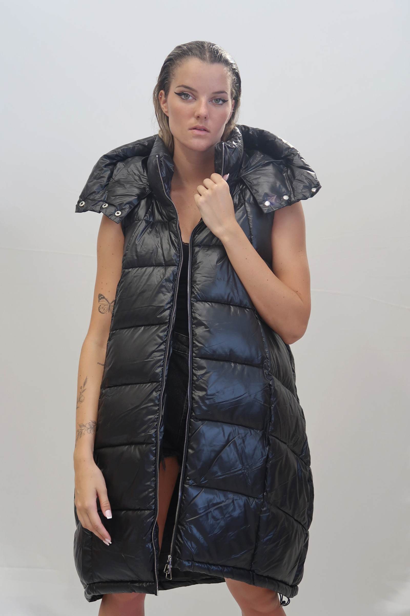 Wholesaler QUEEN DRAMA - Long Shiny Women's Vest with Hood and Zip in an oversized style, The perfect vest for those seeking style and protection