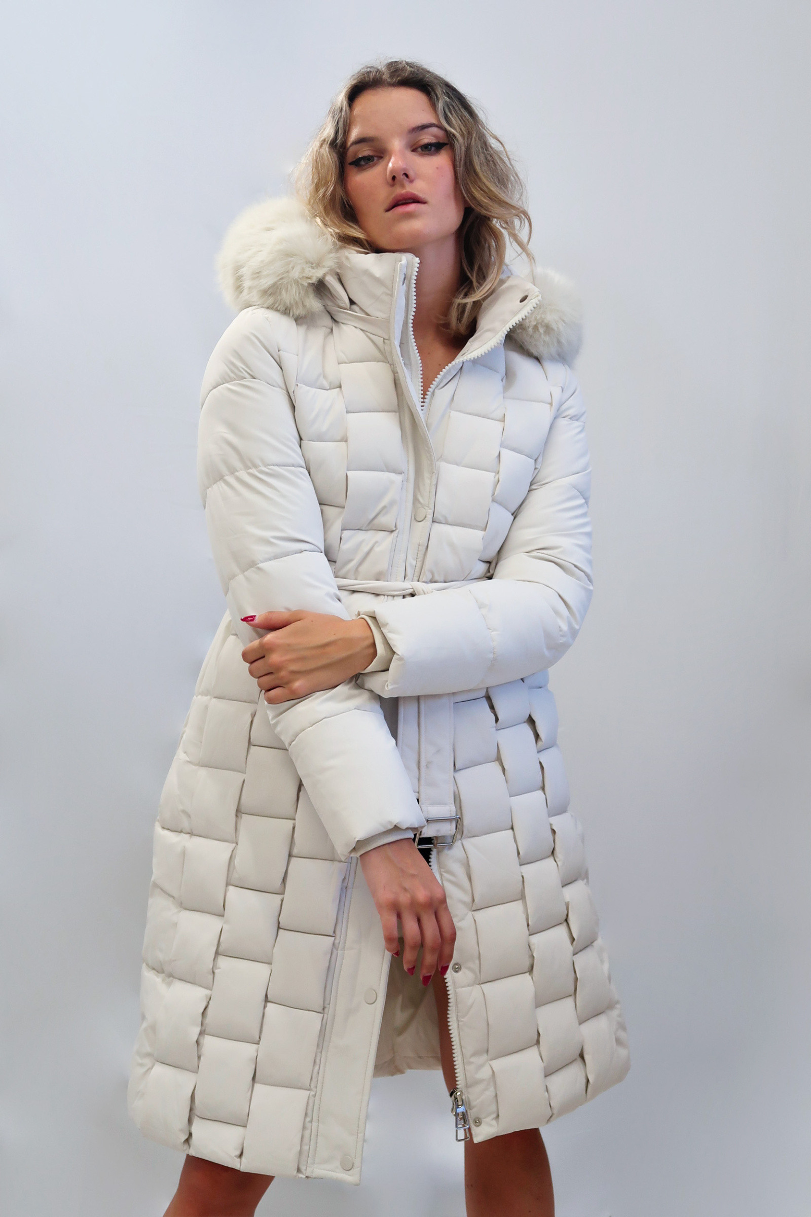 Grossiste QUEEN DRAMA - Doudoune Longue Femme Matelassée avec Ceinture Réglable, Capuche Amovible et Bordure en Fausse Fourrure – Design Slim et Thermique pour l'Hiver