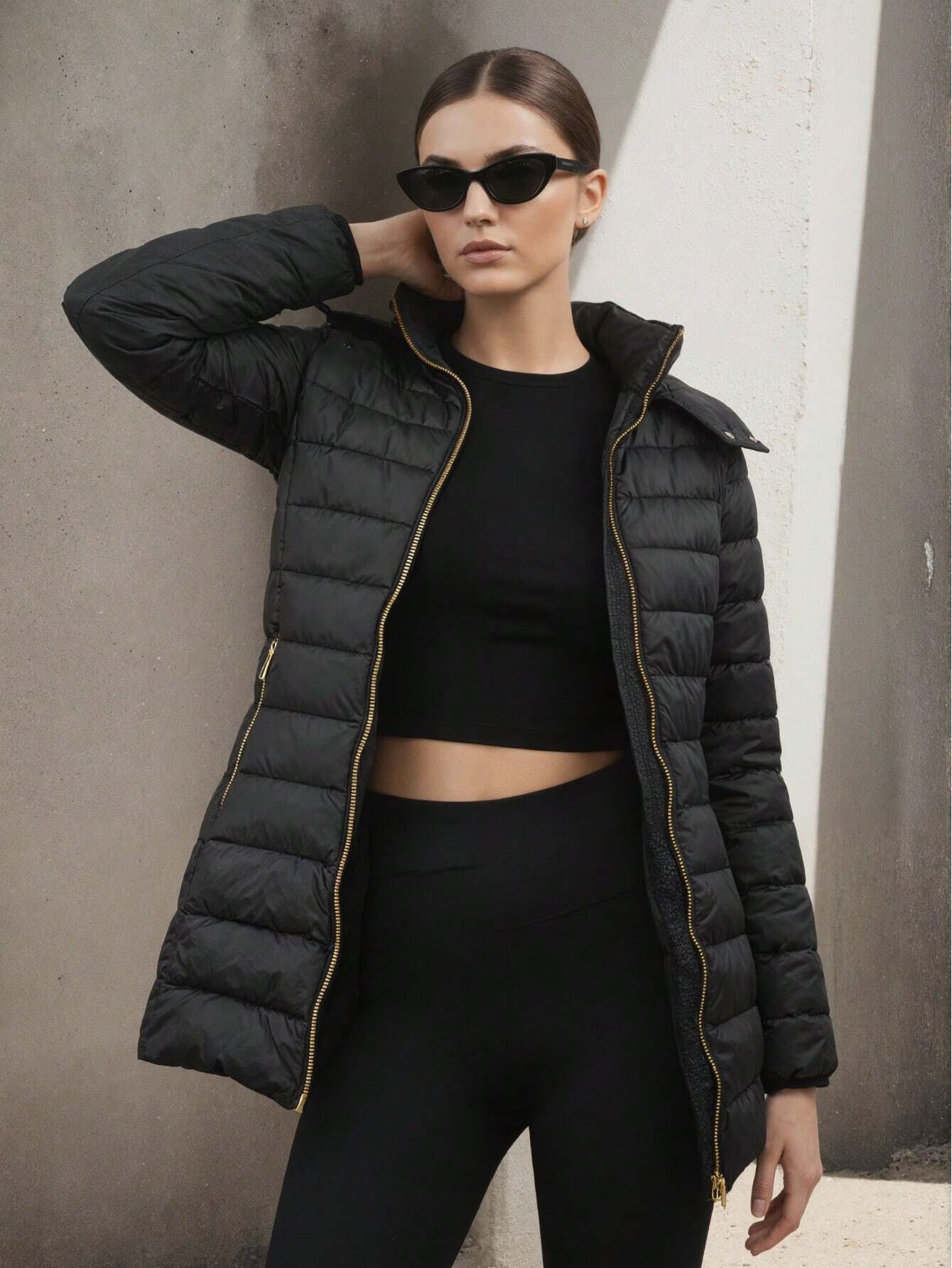 Grossiste QUEEN DRAMA - Manteau mi-long pour femme avec fermeture éclair dorée, capuche amovible, style élégant d'hiver.