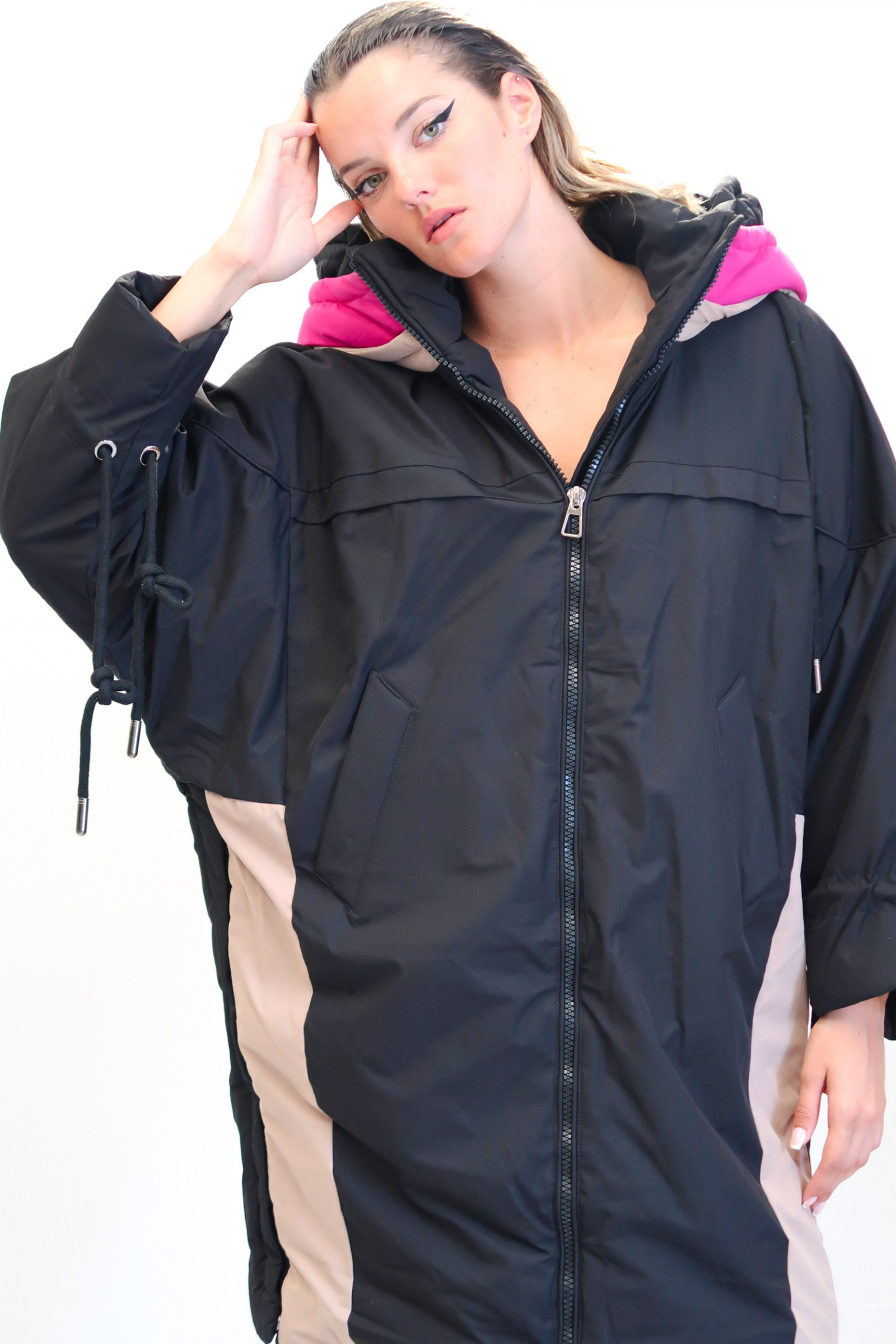 Grossiste QUEEN DRAMA - Manteau Décontracté Mi-Long à Coupe Oversize – Capuche Bicolore, Cordon à la Taille et Manches