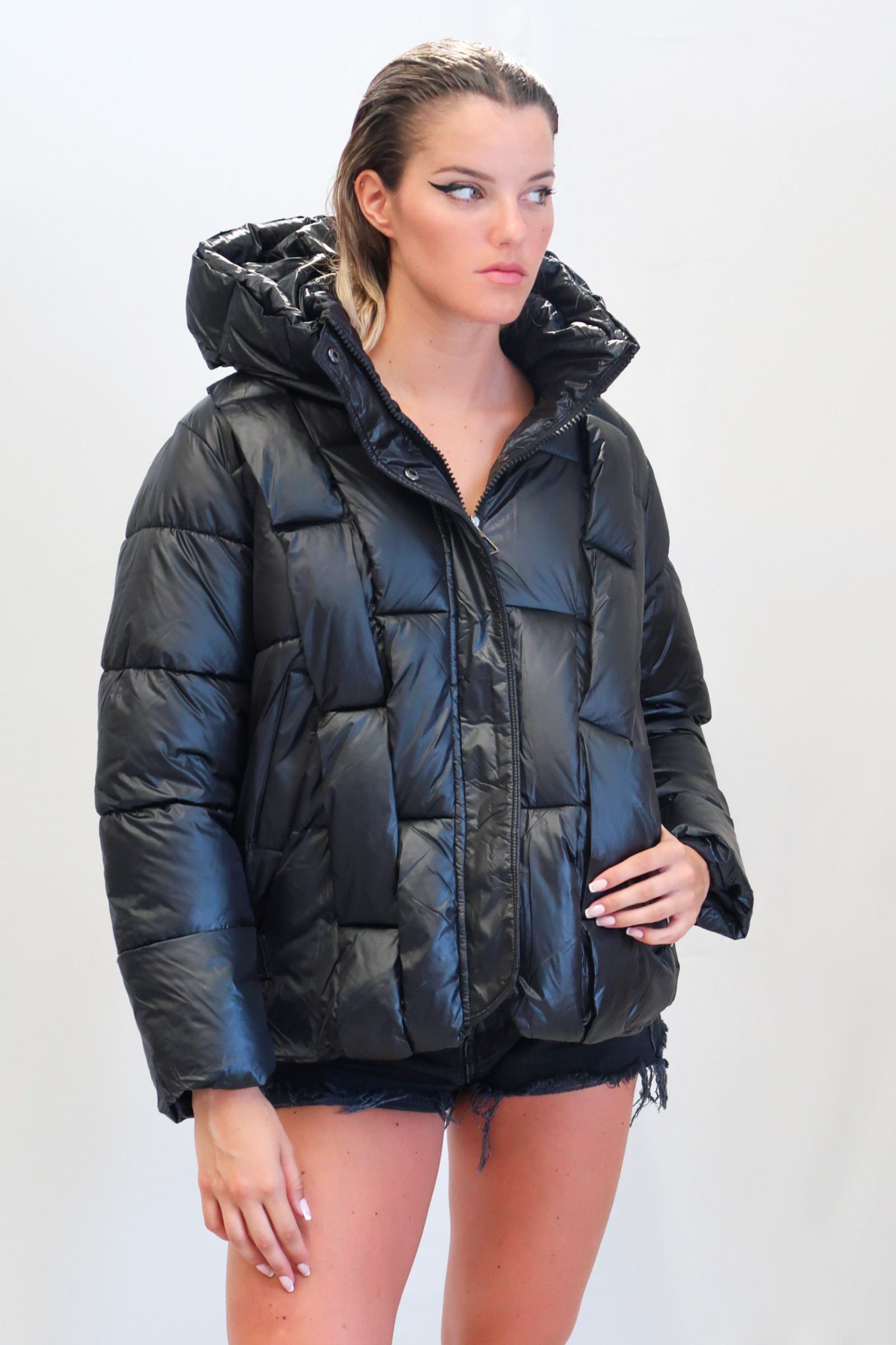 Wholesaler QUEEN DRAMA - Women's short coat in shiny black fabric – Padded, quilted, with hood and zip closure, casual urban style