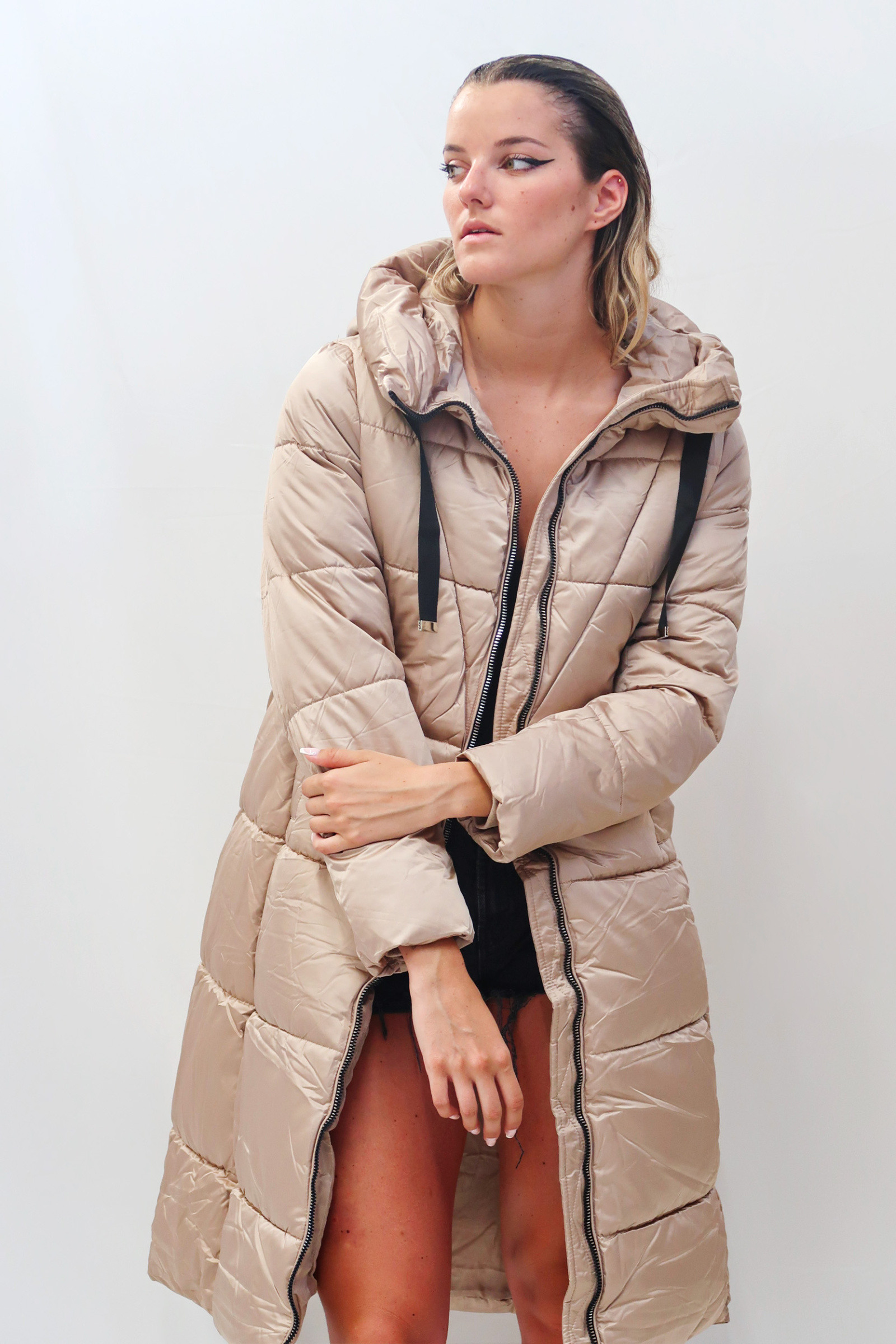 Grossiste QUEEN DRAMA - Manteau d'hiver matelassé avec capuche et poches latérales pratiques, conçu pour le confort quotidien. Coupe féminine et enveloppante, parfait pour affronter le froid avec style.